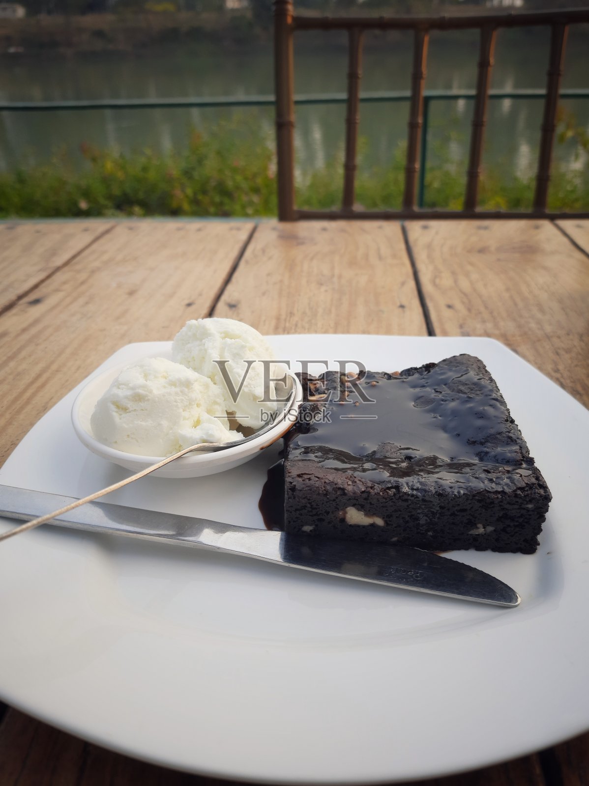 巧克力布朗尼配热巧克力和香草冰淇淋。照片摄影图片