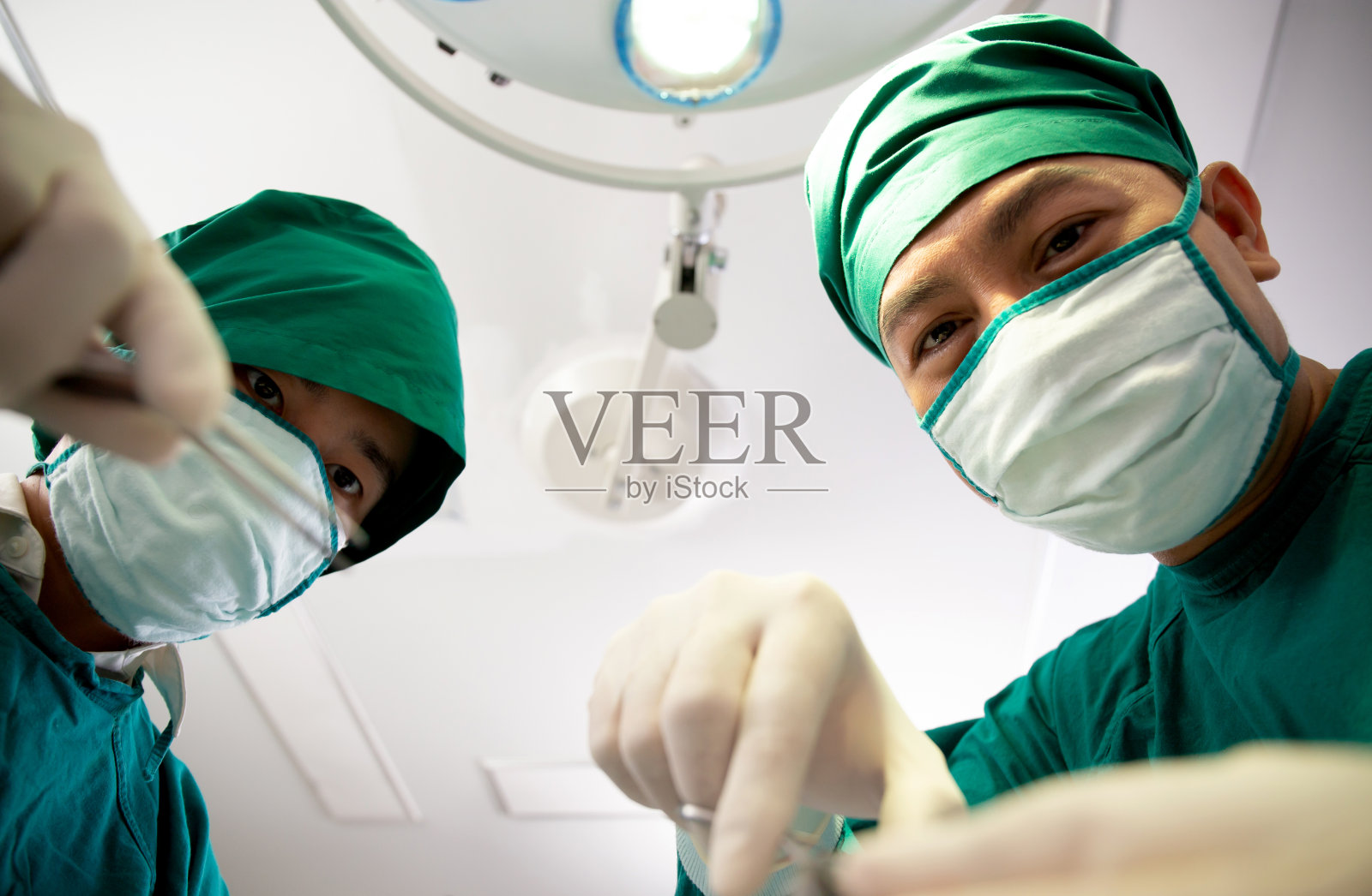 在医院手术中与病人一起做手术的团队医生和外科医生的脸,医疗和急救,专家和助理救援病人的专业知识,外科和健康。照片摄影图片