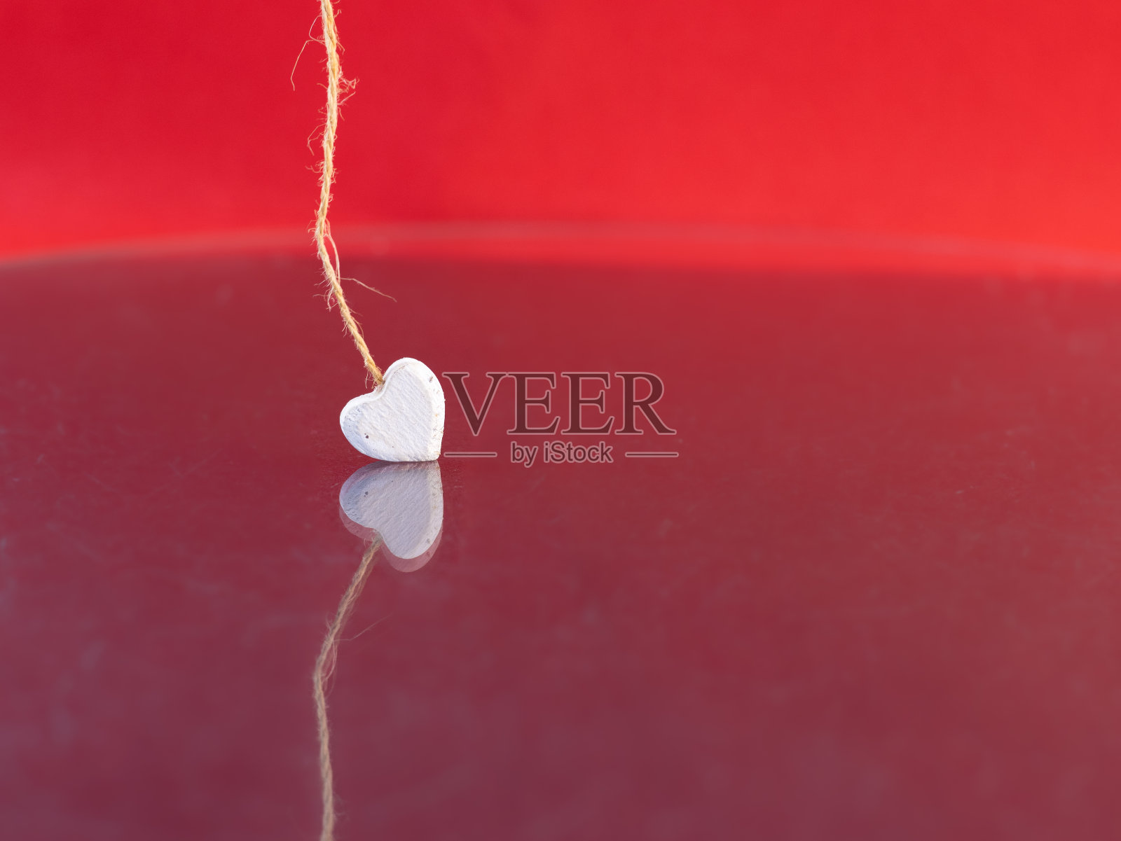 白色的心在红色的背景上照片摄影图片