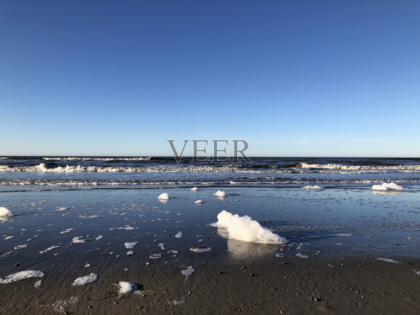 2021年12月,石勒苏益格-荷尔斯泰因州圣彼得-奥尔丁的北海,天气寒冷但阳光明媚照片摄影图片