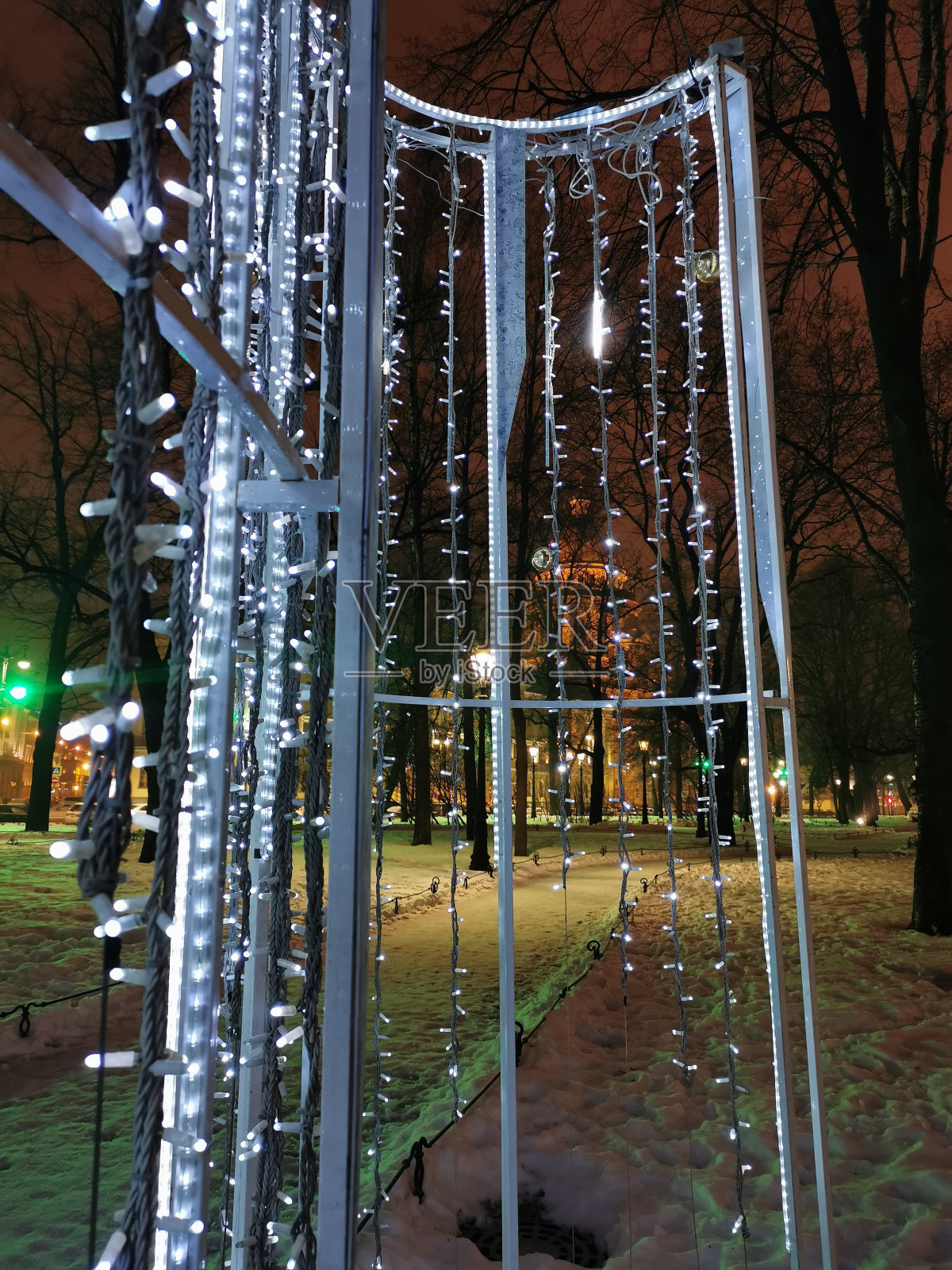 圣诞和新年的灯饰在圣彼得堡的亚历山大花园照片摄影图片
