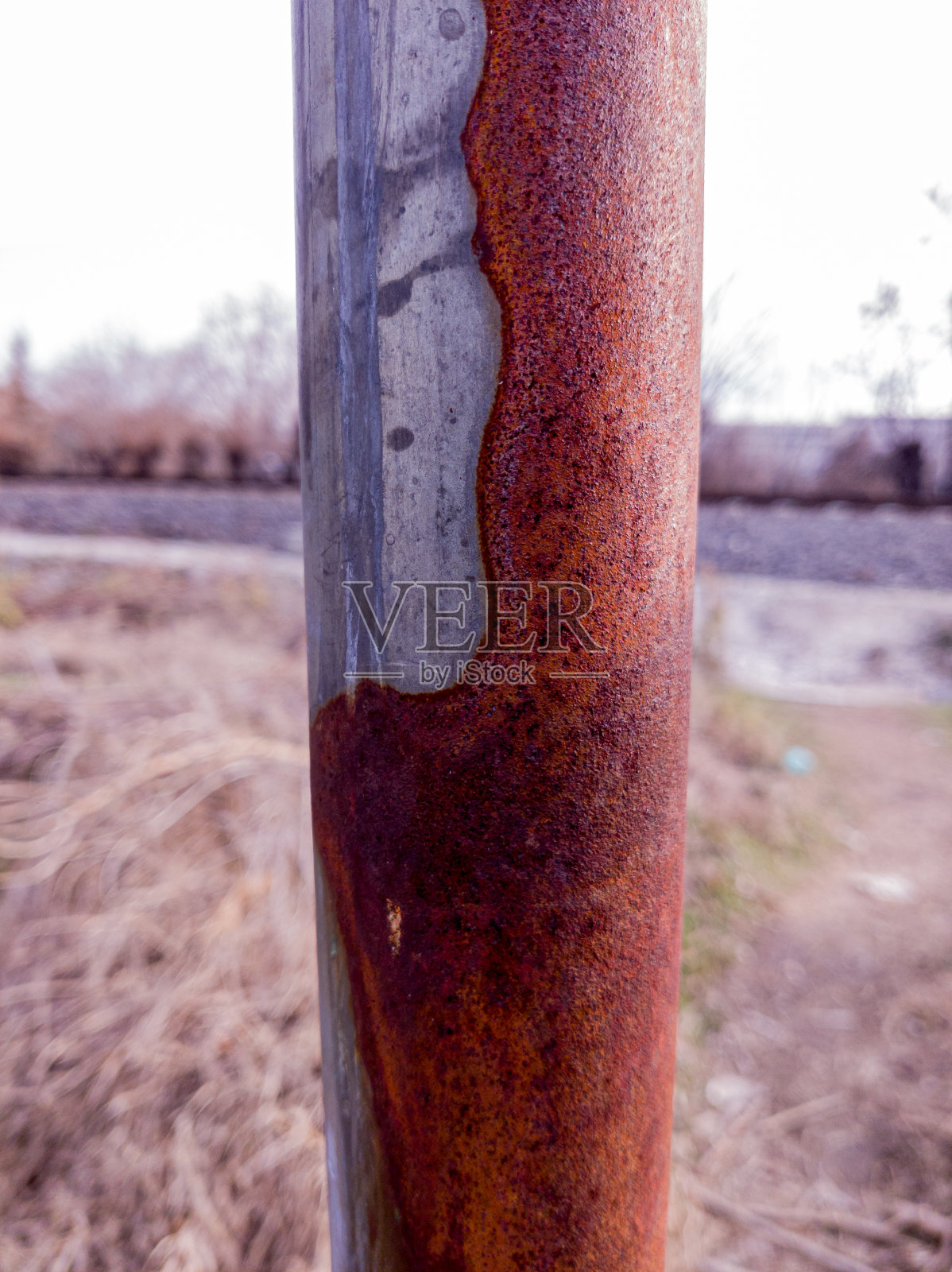 篱笆上生锈的金属柱子照片摄影图片