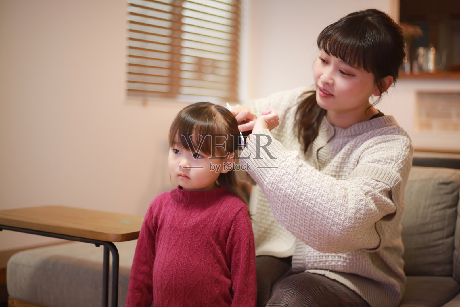 母亲给孩子梳头照片摄影图片
