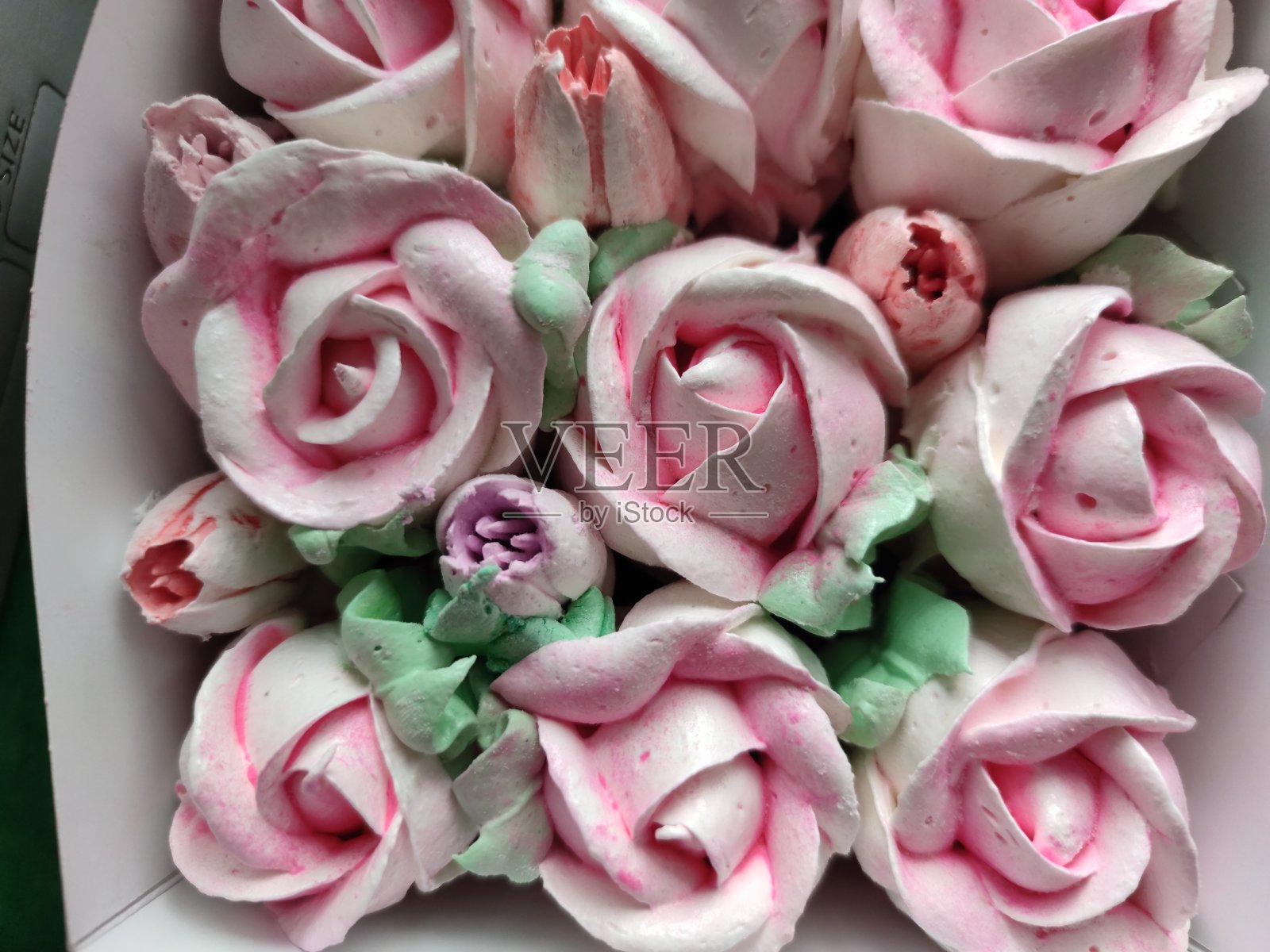 节日礼盒里的郁金香和玫瑰。节日的甜点。照片摄影图片