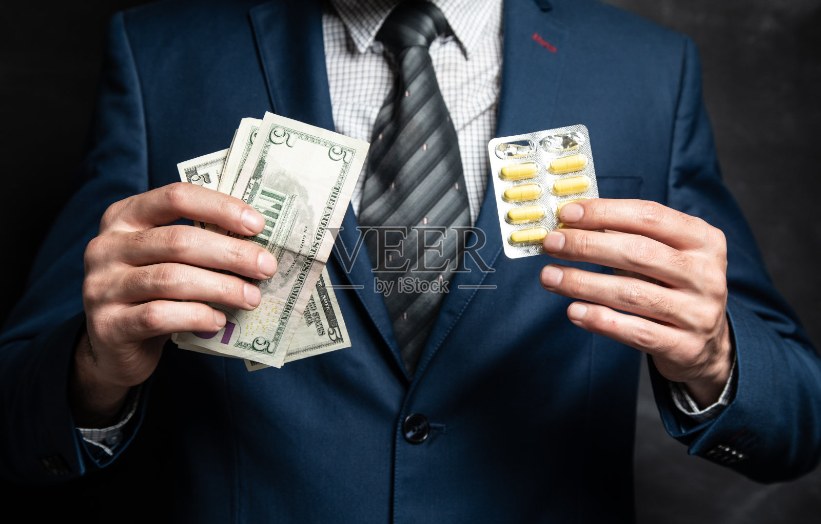 拿着药和钱的商人照片摄影图片
