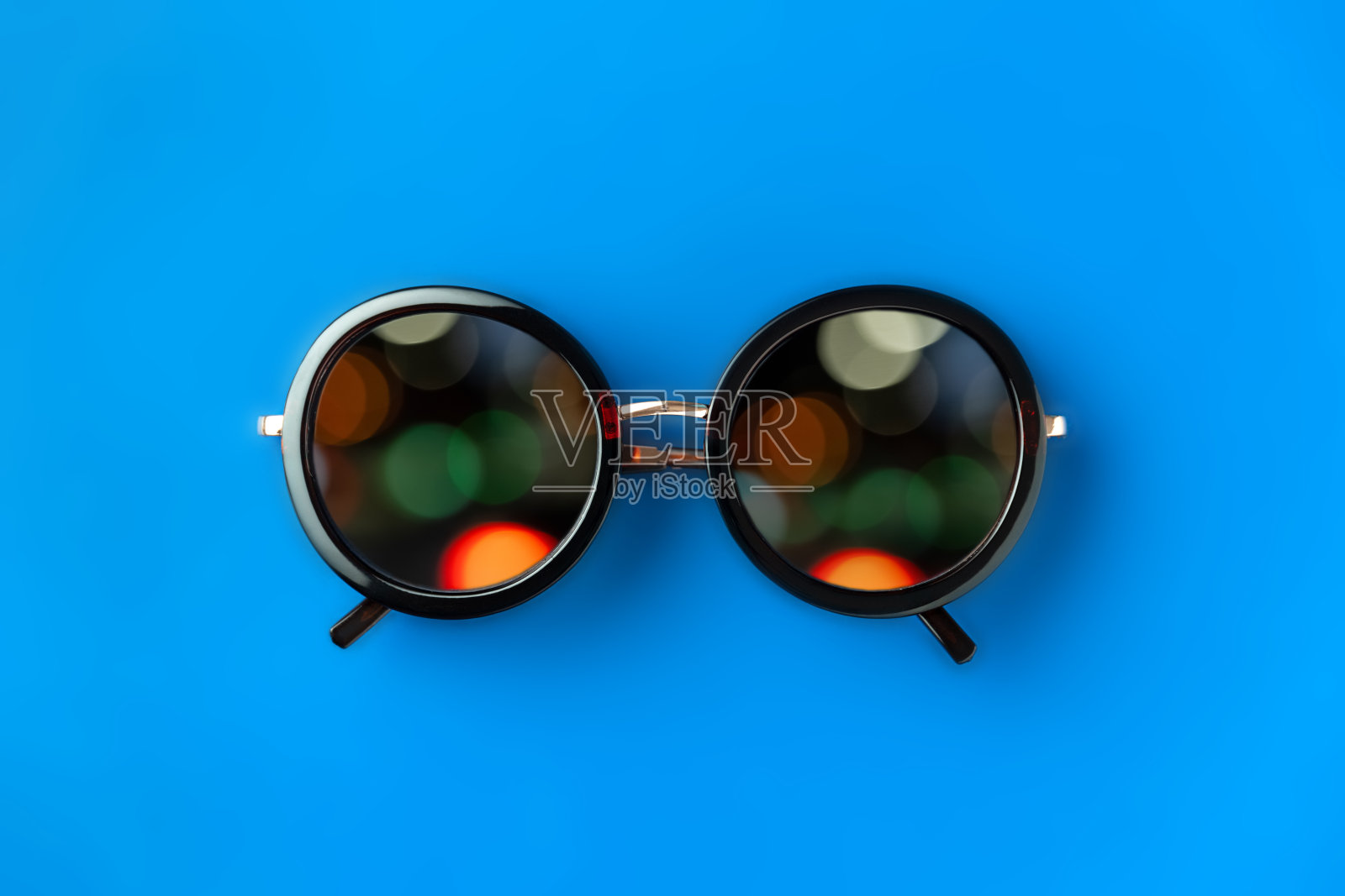 极简主义构图太阳镜与多色散景镜头照片摄影图片