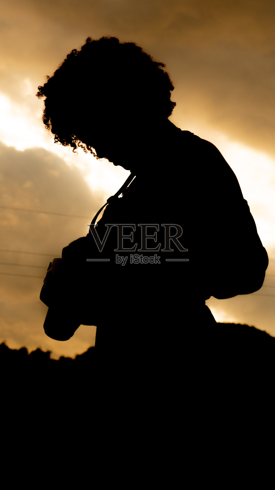 热爱摄影的女孩照片摄影图片