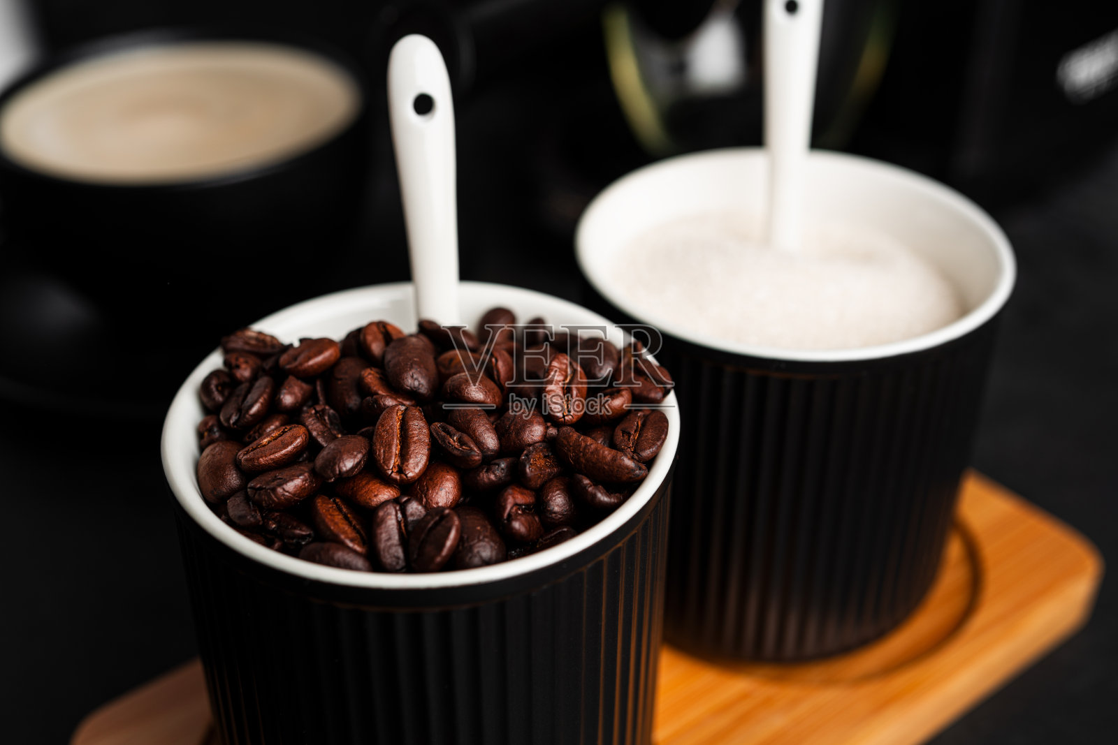 黑色背景上的咖啡豆。杯装咖啡豆照片摄影图片