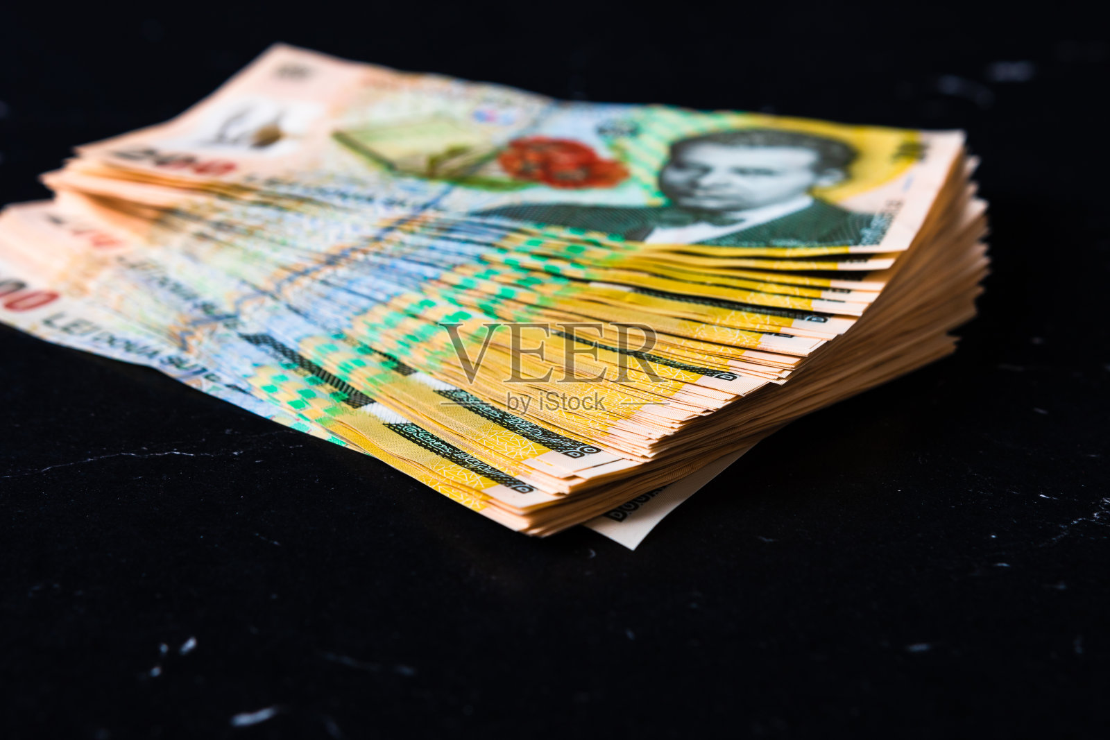 一叠罗马尼亚币。RON Leu Money欧洲货币照片摄影图片