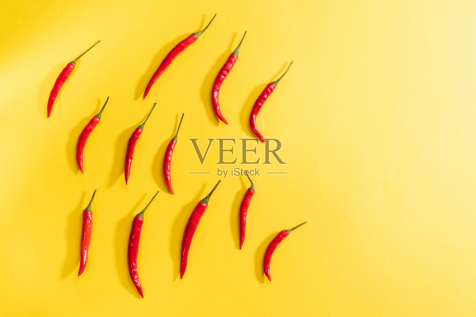 红辣椒在黄色的背景上。Topview创作组合与复制空间照片摄影图片