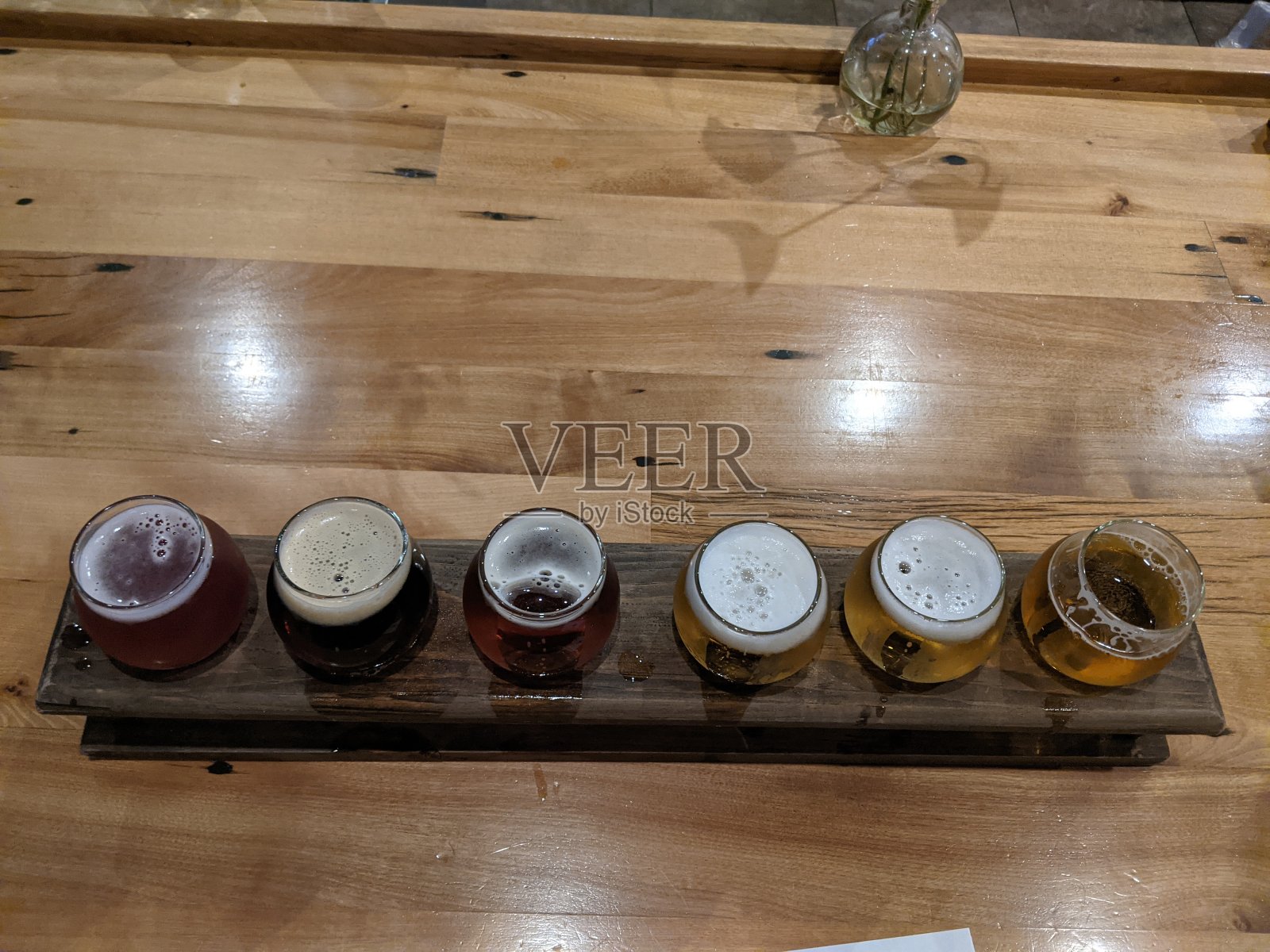 啤酒飞行照片摄影图片