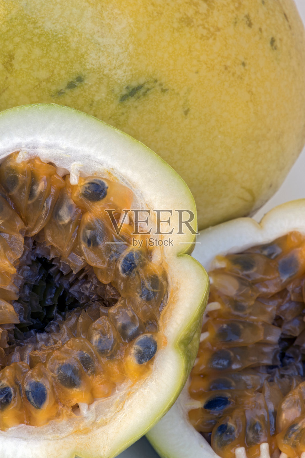 酸百香果的特写,整个和切开照片摄影图片