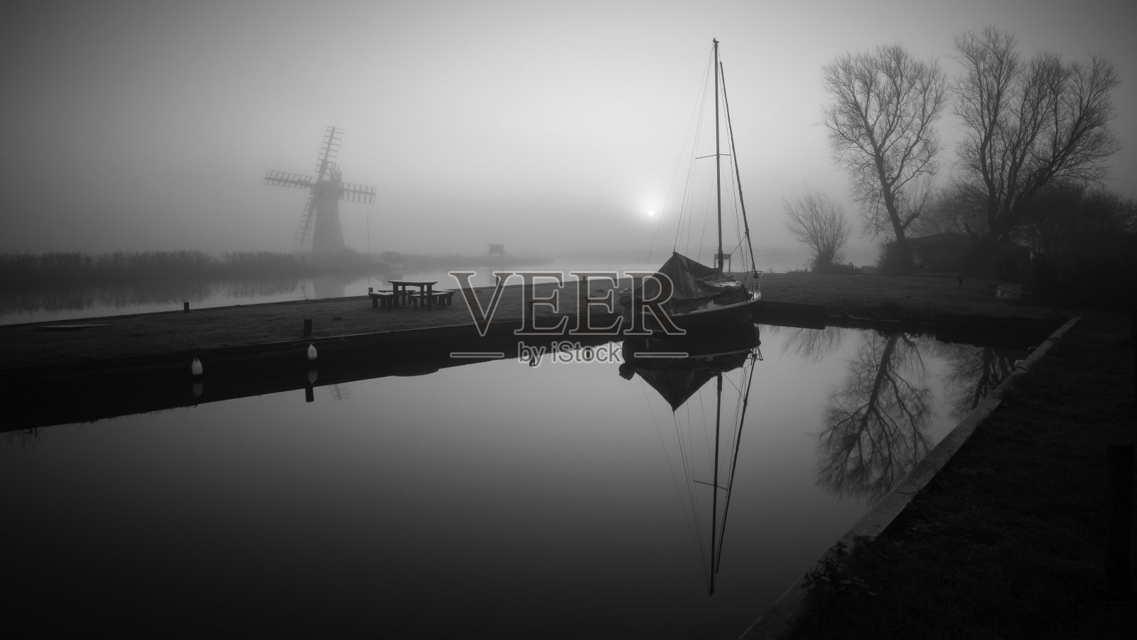 雾中的磨坊和停泊的帆船——Mono照片摄影图片