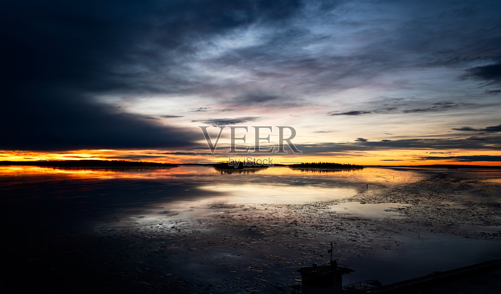 冬季早晨湖面上日出的全景图照片摄影图片