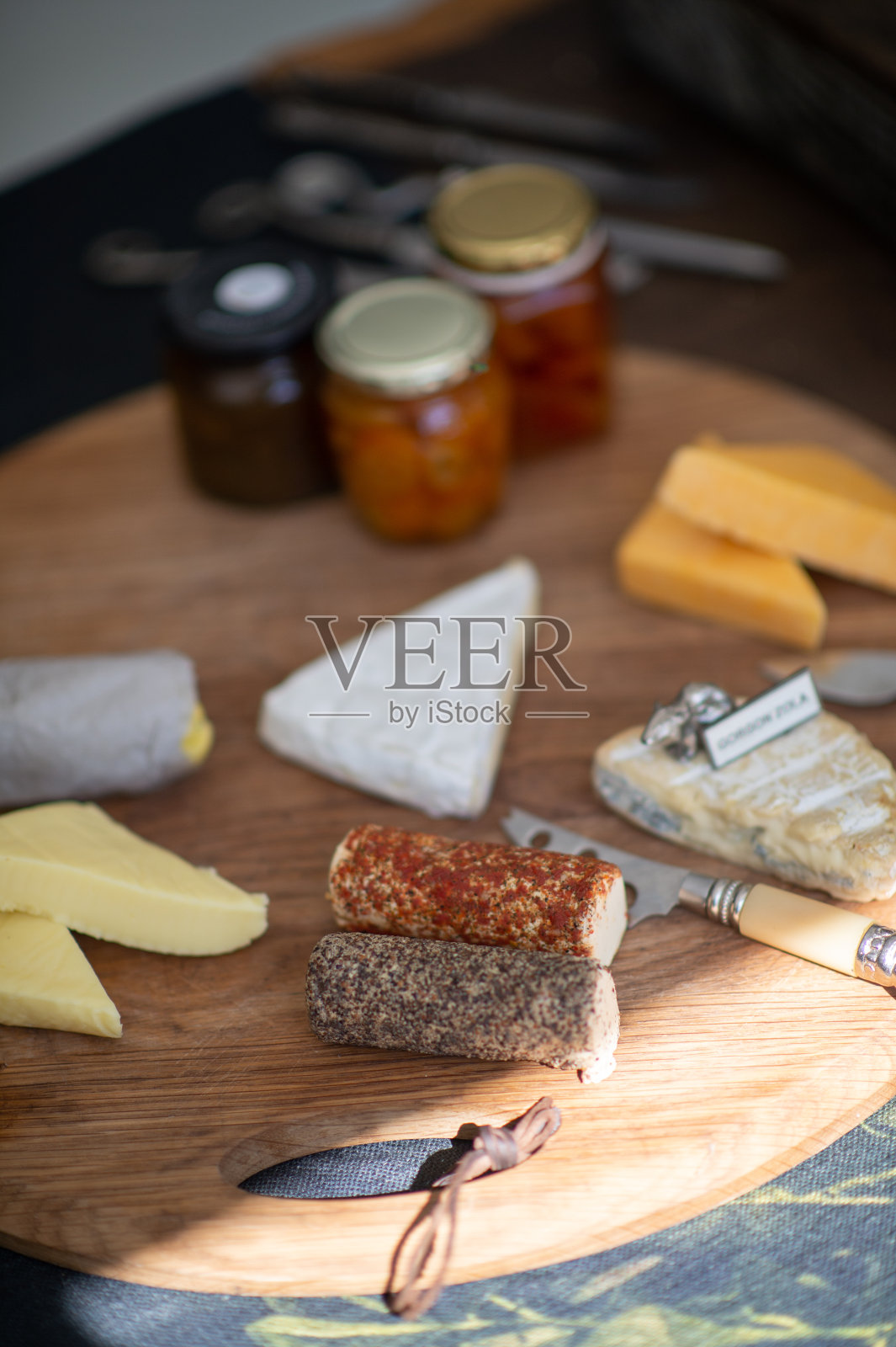 户外阴凉处的奶酪板和果酱照片摄影图片