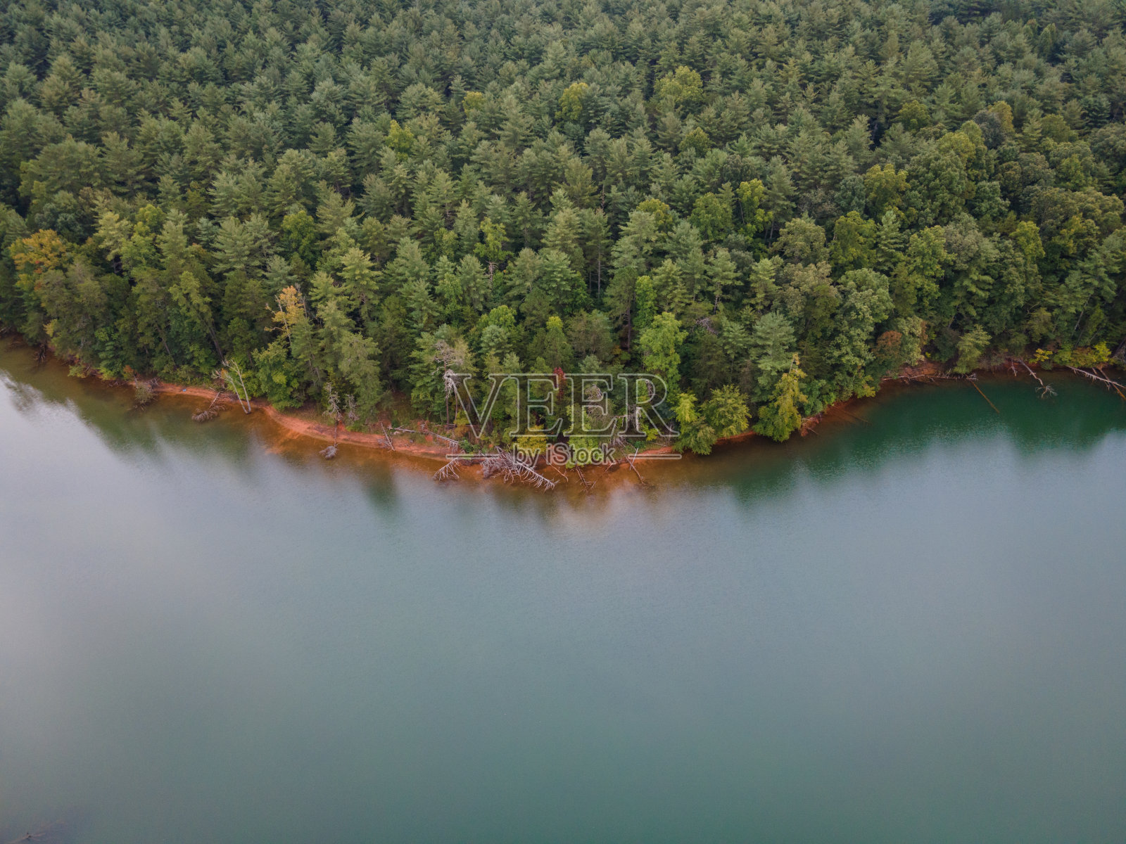 在北卡罗来纳州西部的詹姆斯湖上划船照片摄影图片