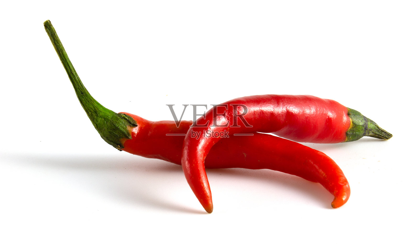 两个红辣椒孤立在白色背景上。用来烹饪的干辣椒。照片摄影图片