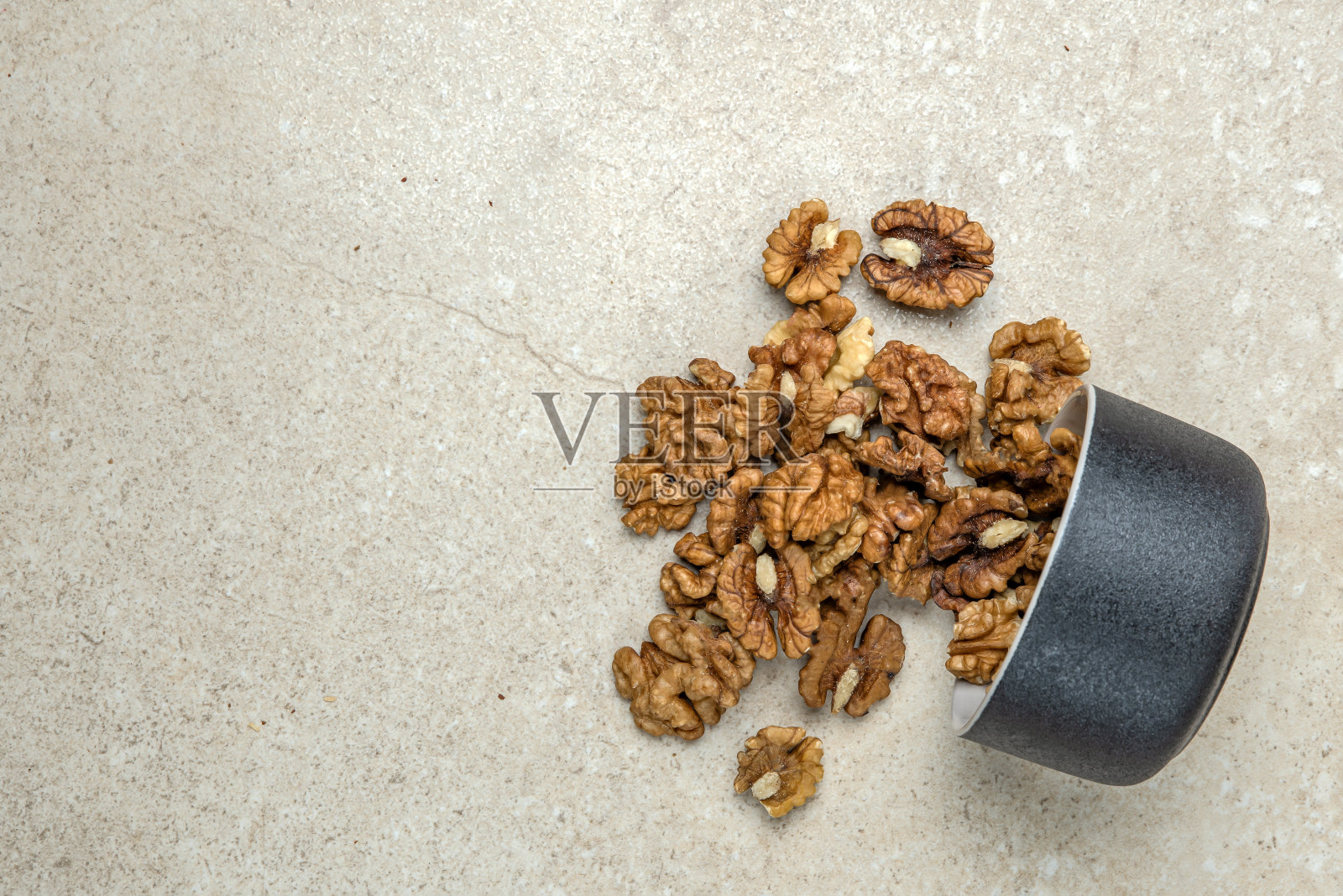 核桃。核桃仁放在一个木碟子里。旁边是绿叶和未成熟的核桃果。横幅,复制空间或粘贴文本照片摄影图片