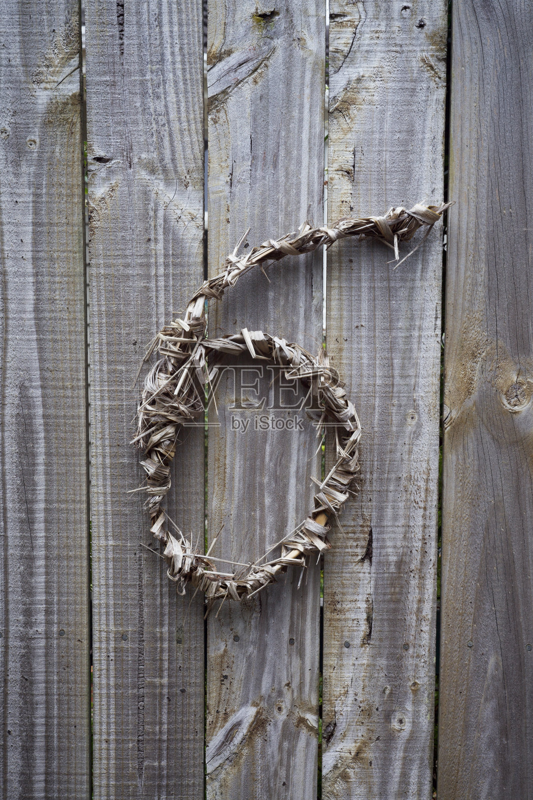 第六种是用干亚麻叶做成的,装在木栅栏上照片摄影图片