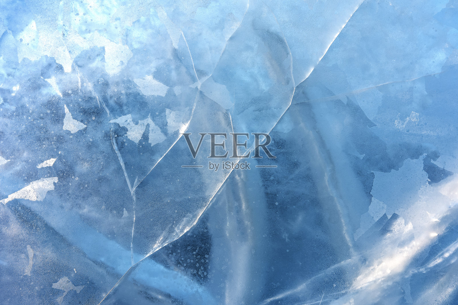 湖面上干裂冰的纹理。照片摄影图片