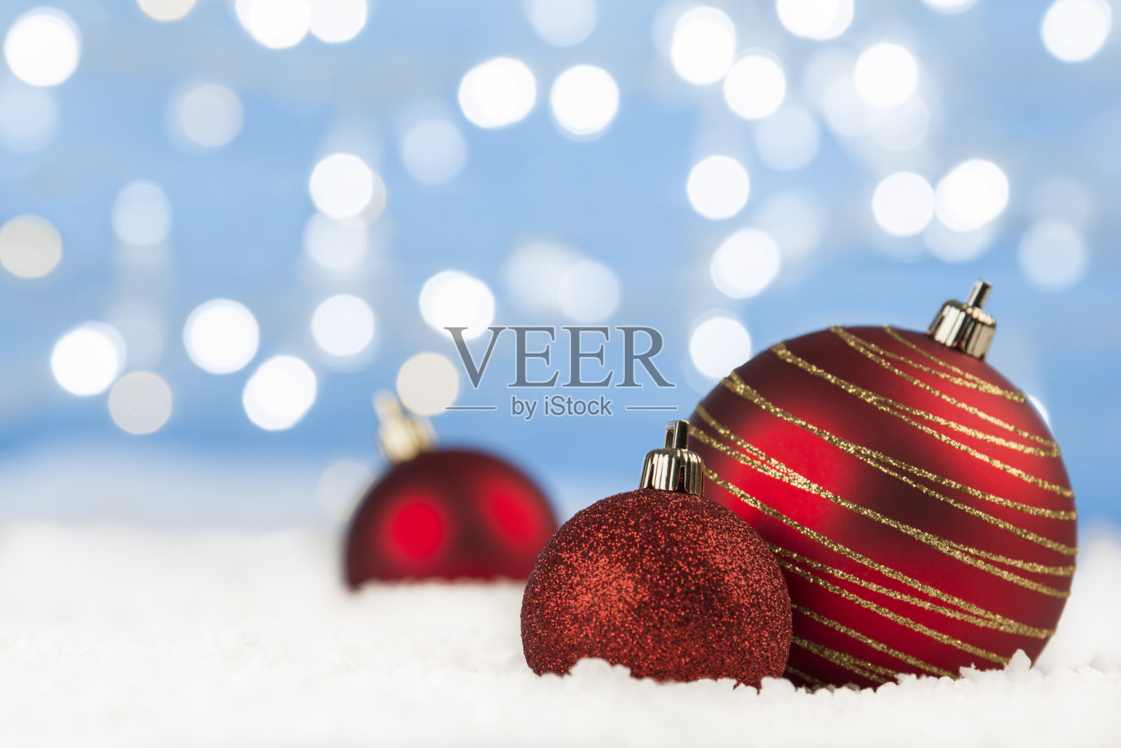 圣诞红球和五彩缤纷的散景灯照片摄影图片