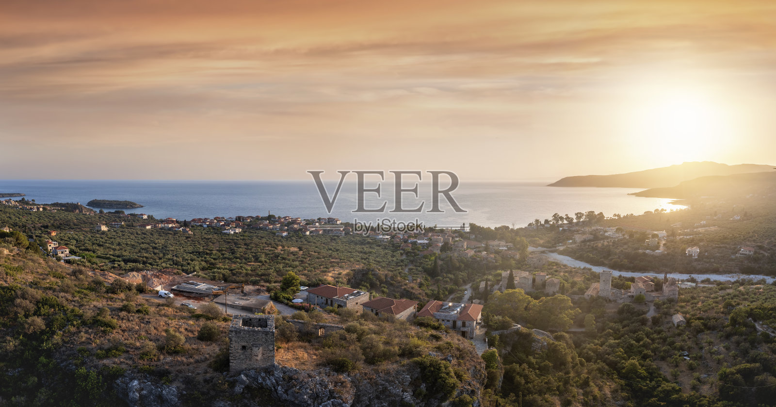 全景空中夏天日落的海湾和卡达米利镇照片摄影图片