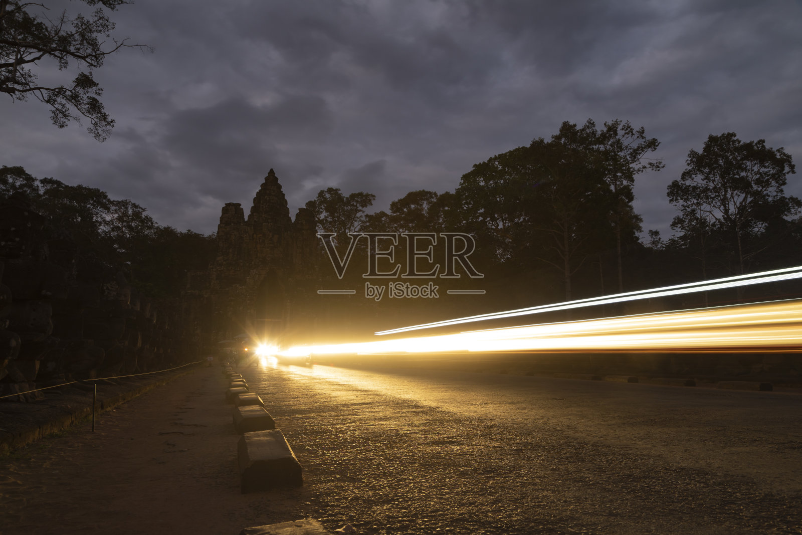 来往于柬埔寨吴哥窟洞里Om门的车辆照片摄影图片