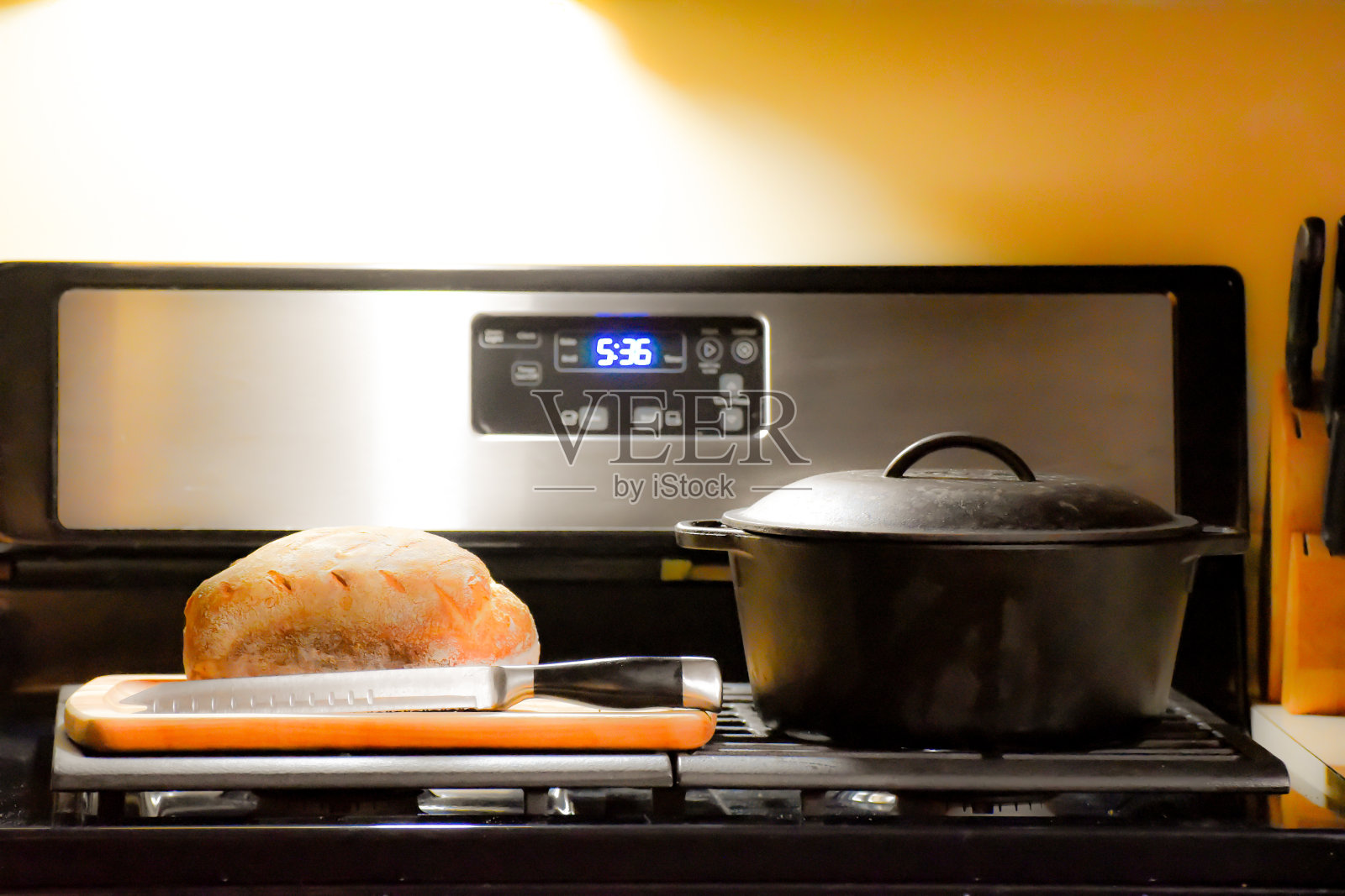 炉子上的面包照片摄影图片