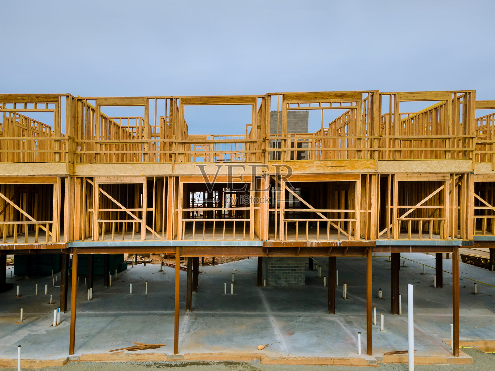 在建新木屋的框架横梁照片摄影图片