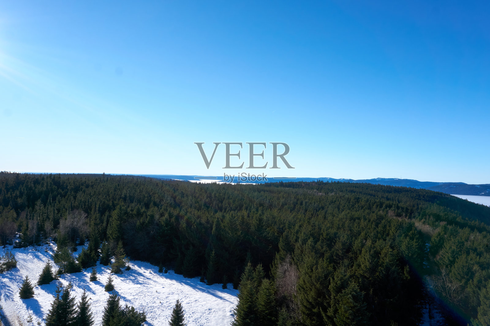 顶视图景观黑森林在冬天与雾和阳光从hohlohturm, kaltenbronn照片摄影图片