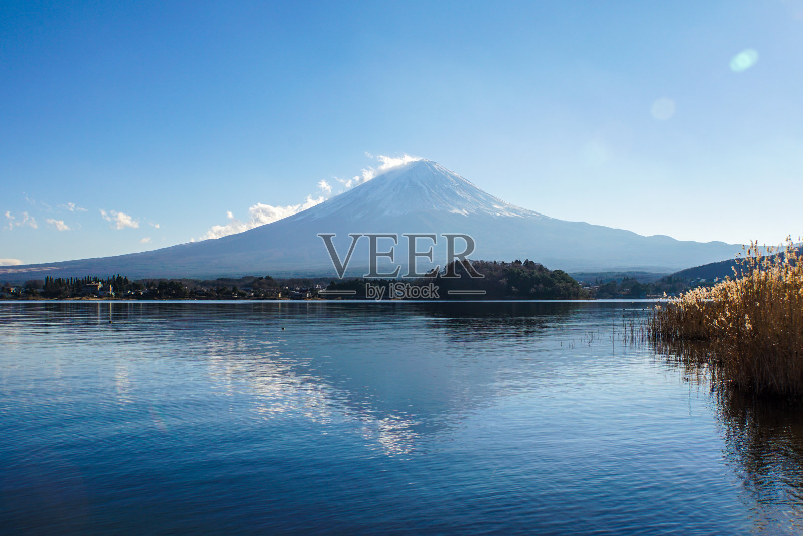 富士五湖和倒映在湖上的富士山照片摄影图片
