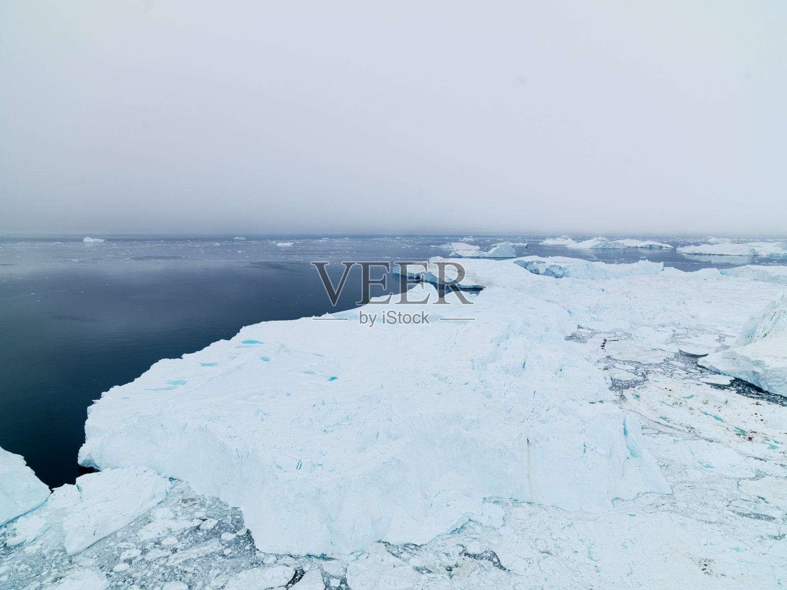 格陵兰岛北冰洋上的北极冰山照片摄影图片