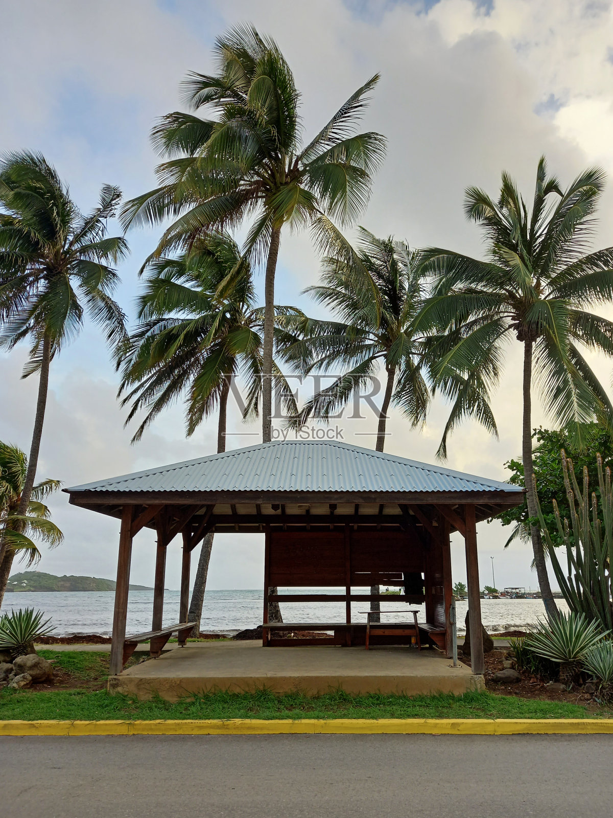 日落时分法属西印度群岛棕榈树下的木屋。热带建筑与建筑“,”照片摄影图片