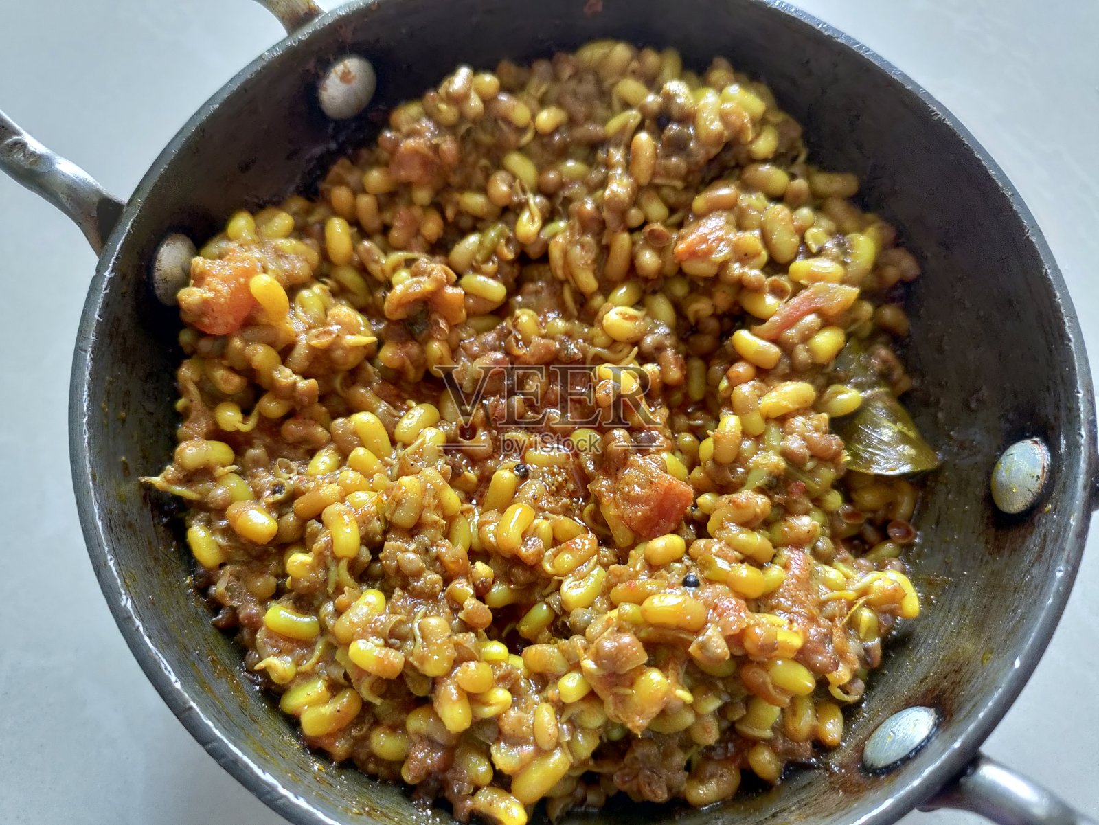 辣飞蛾豆咖喱是一种用发芽的飞蛾豆做成的印度辣咖喱。受欢迎的马哈拉施特拉邦菜,午餐或晚餐通常与米饭或薄饼一起吃。照片摄影图片