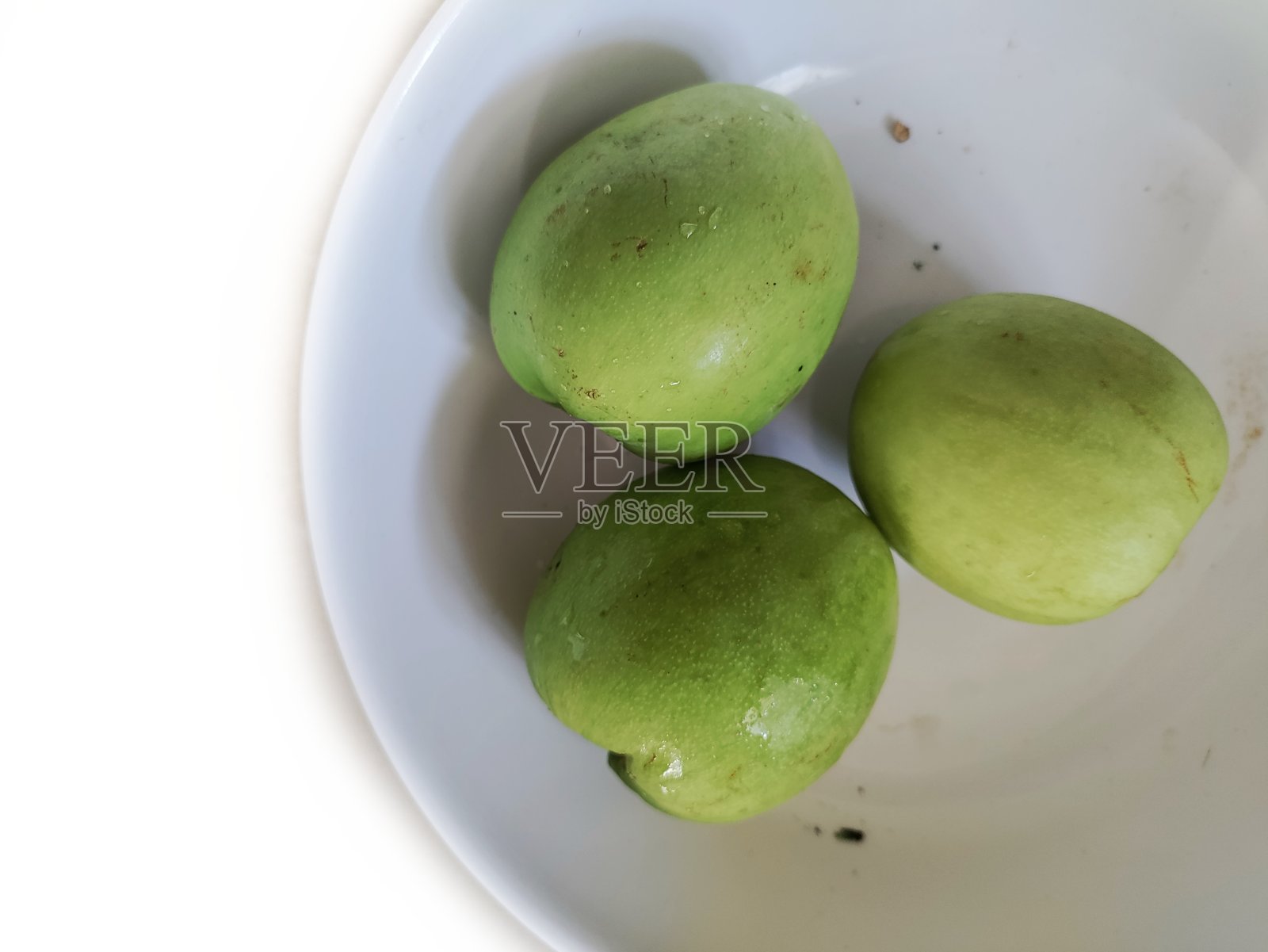 近距离的印度枣苹果孤立在白色背景。水果Gujrat误码率。照片摄影图片