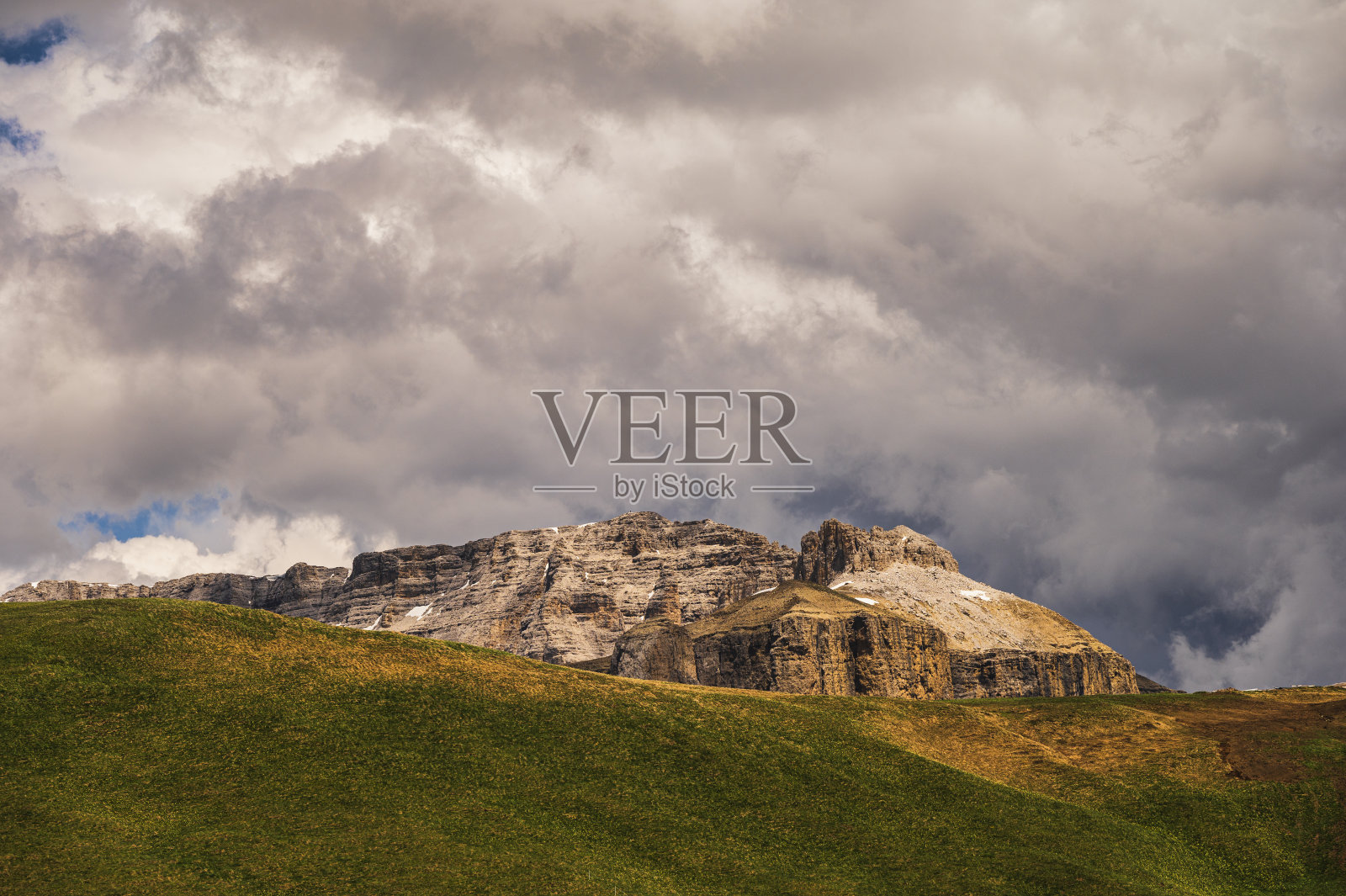 意大利白云石瓦尔迪法萨的阿尔卑斯景观照片摄影图片