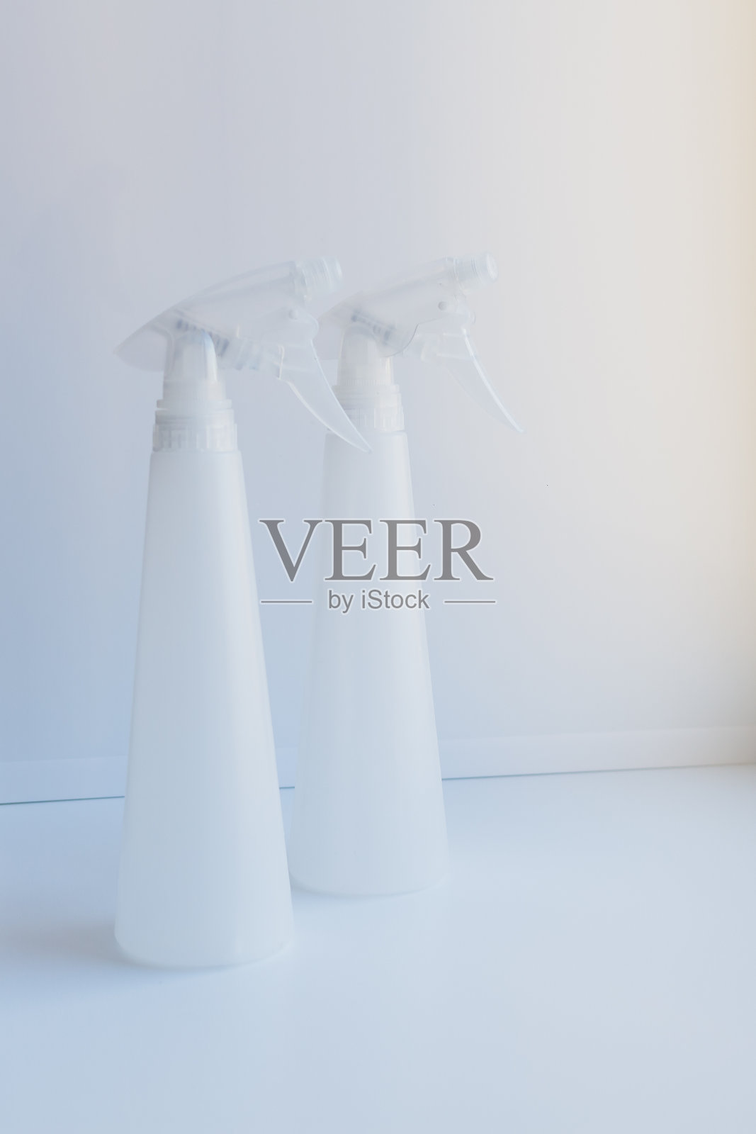 在房子窗户的窗台上安装室内花的白色喷雾器照片摄影图片