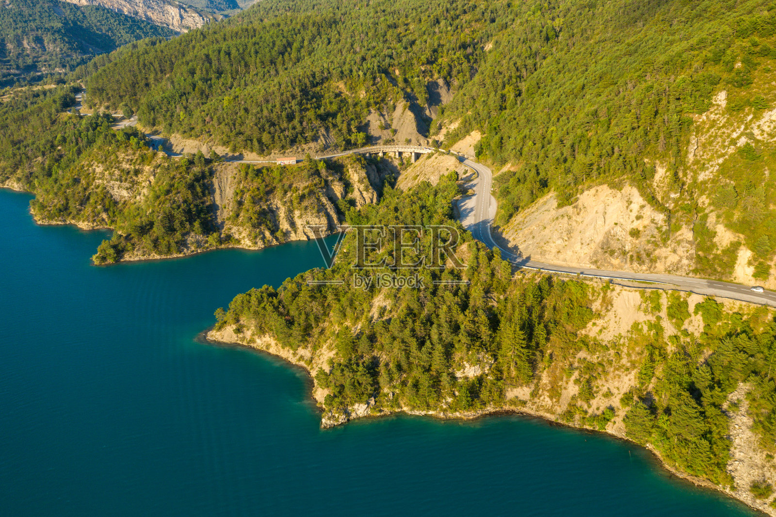 卡斯蒂永湖和它美丽的蓝色在欧洲,在法国,在普罗旺斯阿尔卑斯海岸,在瓦尔,在夏天,在一个阳光灿烂的日子。照片摄影图片