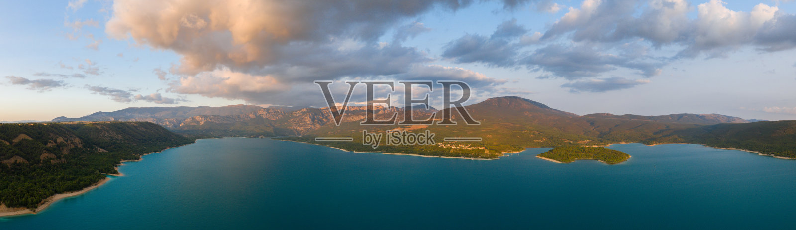 圣克罗伊湖的全景,在欧洲的山脉和森林中,在法国,普罗旺斯阿尔卑斯的蔚蓝海岸,在瓦尔,在夏天,在一个阳光灿烂的日子。照片摄影图片