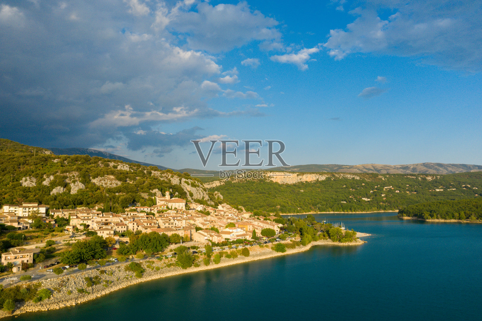 在欧洲,法国,圣克罗伊湖岸边的博杜恩镇,在瓦尔的普罗旺斯阿尔卑斯蓝色海岸,在夏天,一个阳光明媚的日子。照片摄影图片