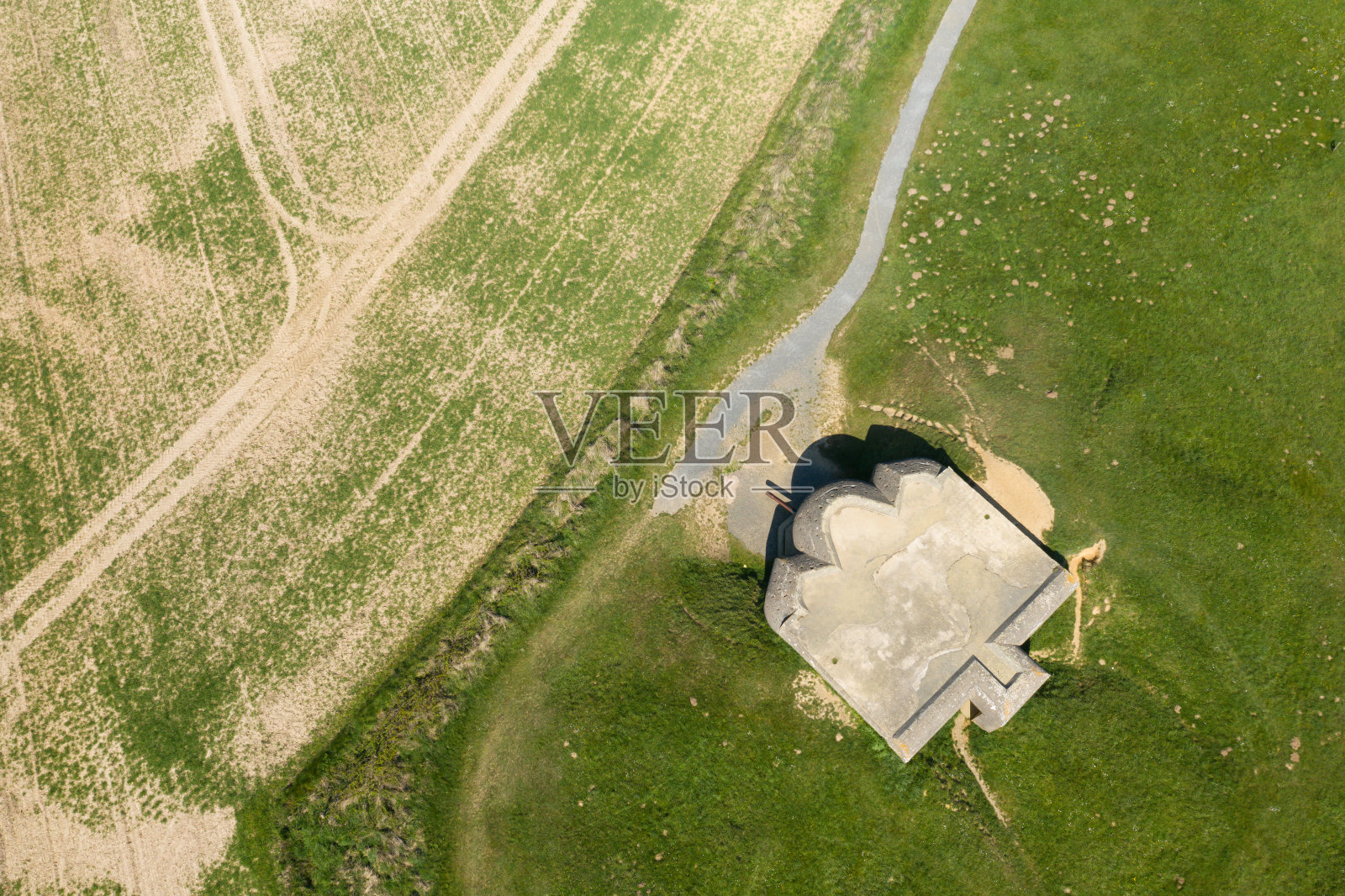 春天,阳光明媚的一天,在欧洲,在法国,在诺曼底,在滨海隆格尔群岛向阿洛蒙契群岛的方向望去。照片摄影图片