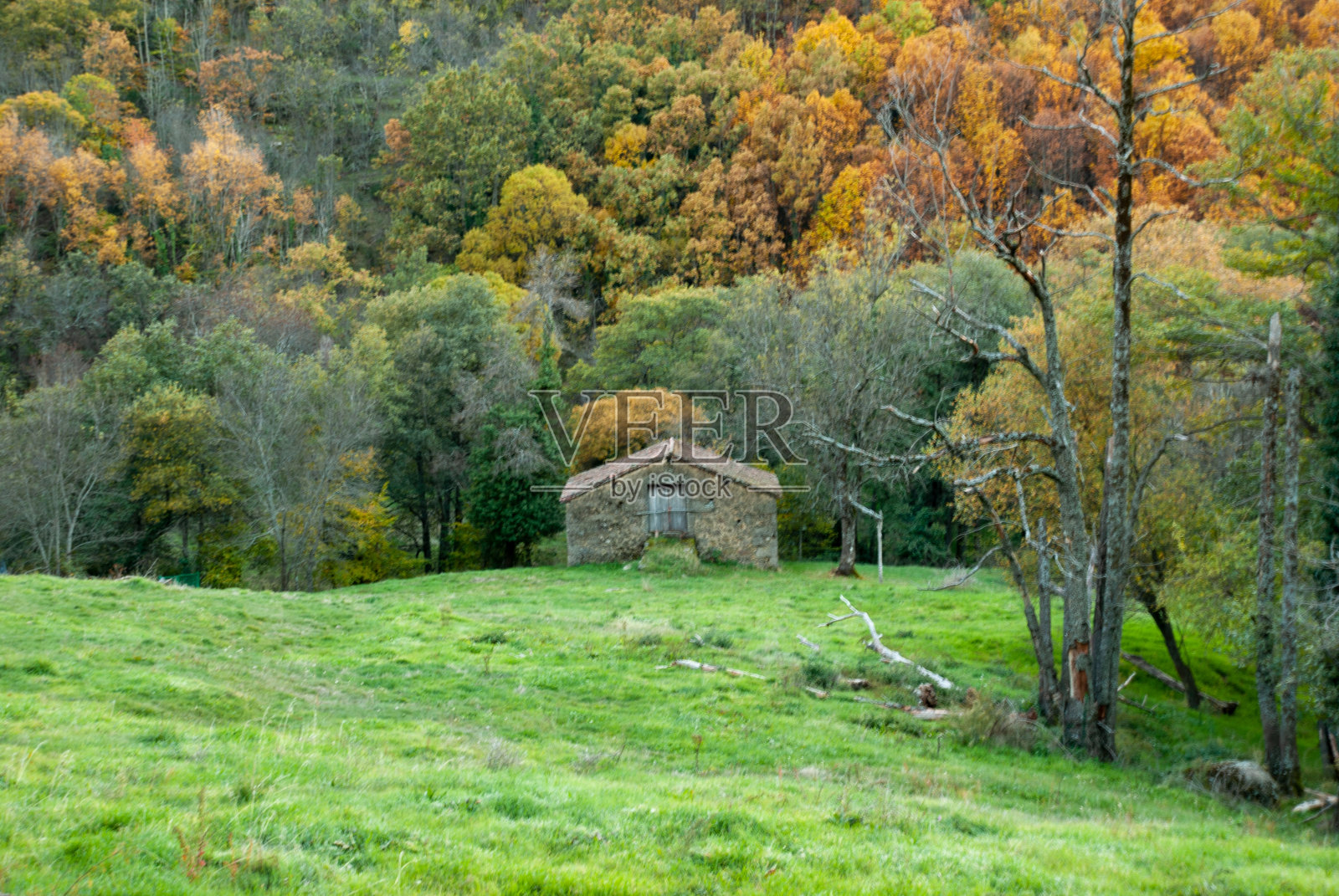 石质村舍,供秋日夕阳横卧景观之用照片摄影图片