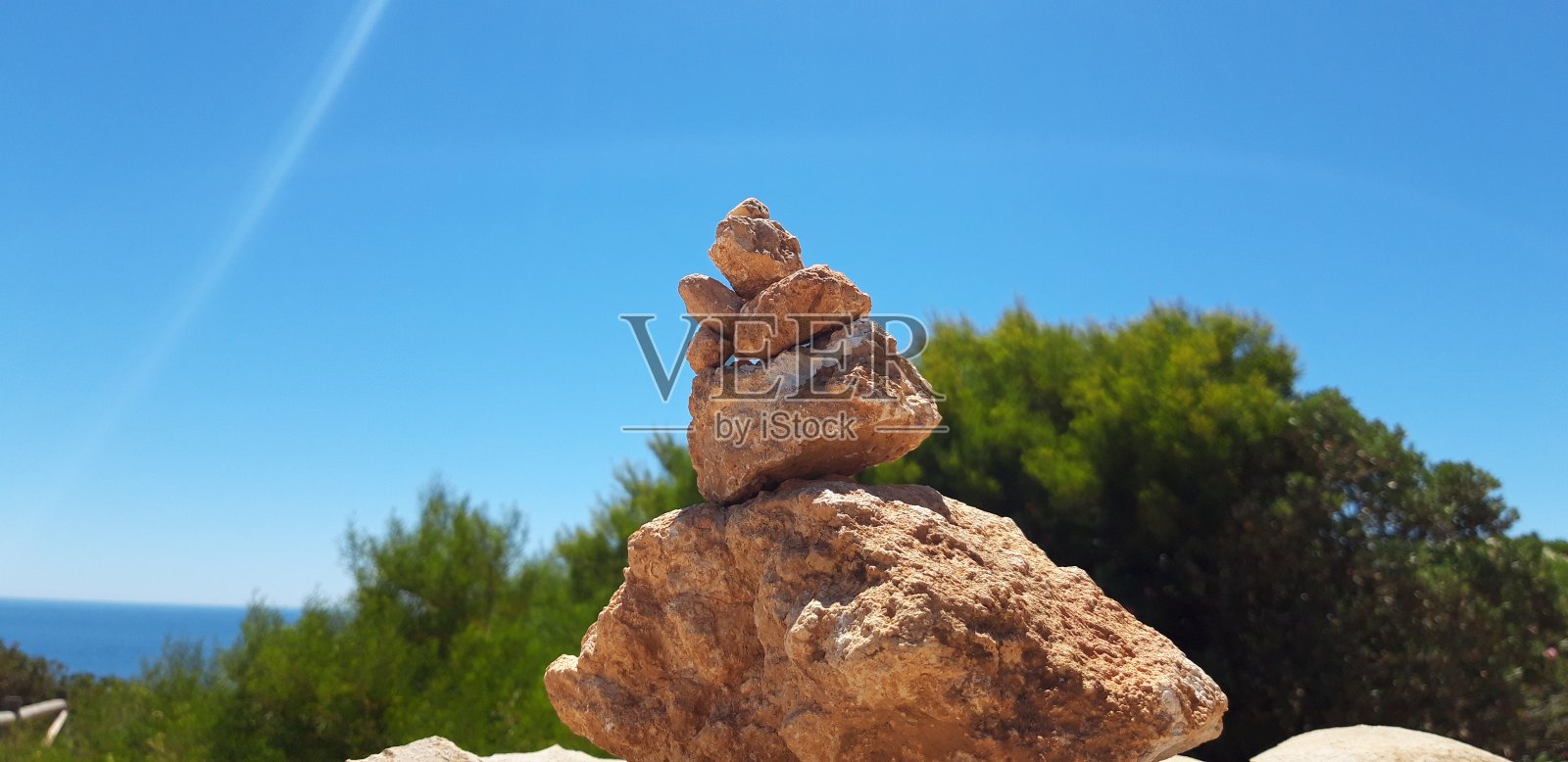 大海前面的石头照片摄影图片