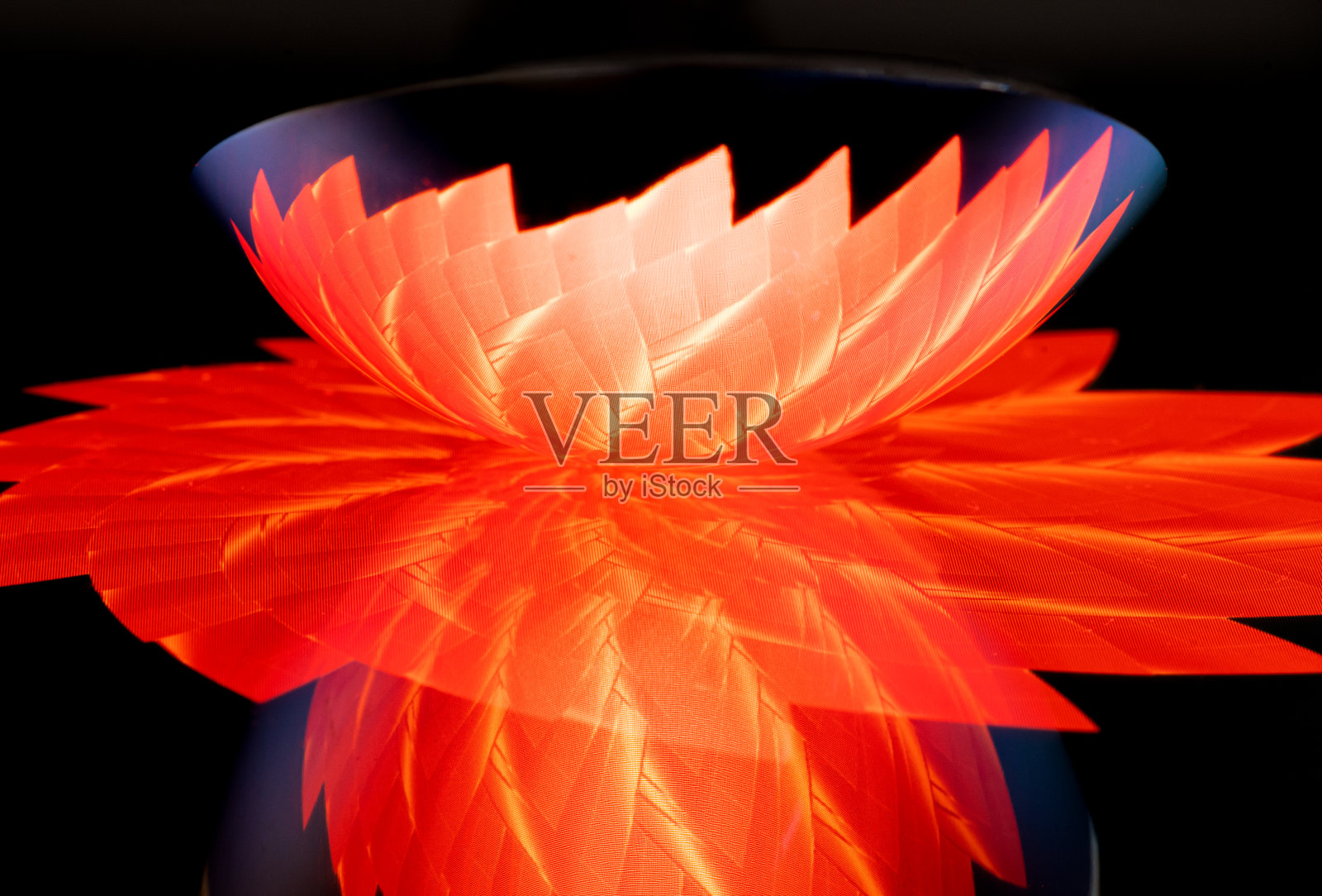 在红色黑色图案的背景上彩色反射的食匙的特写照片摄影图片