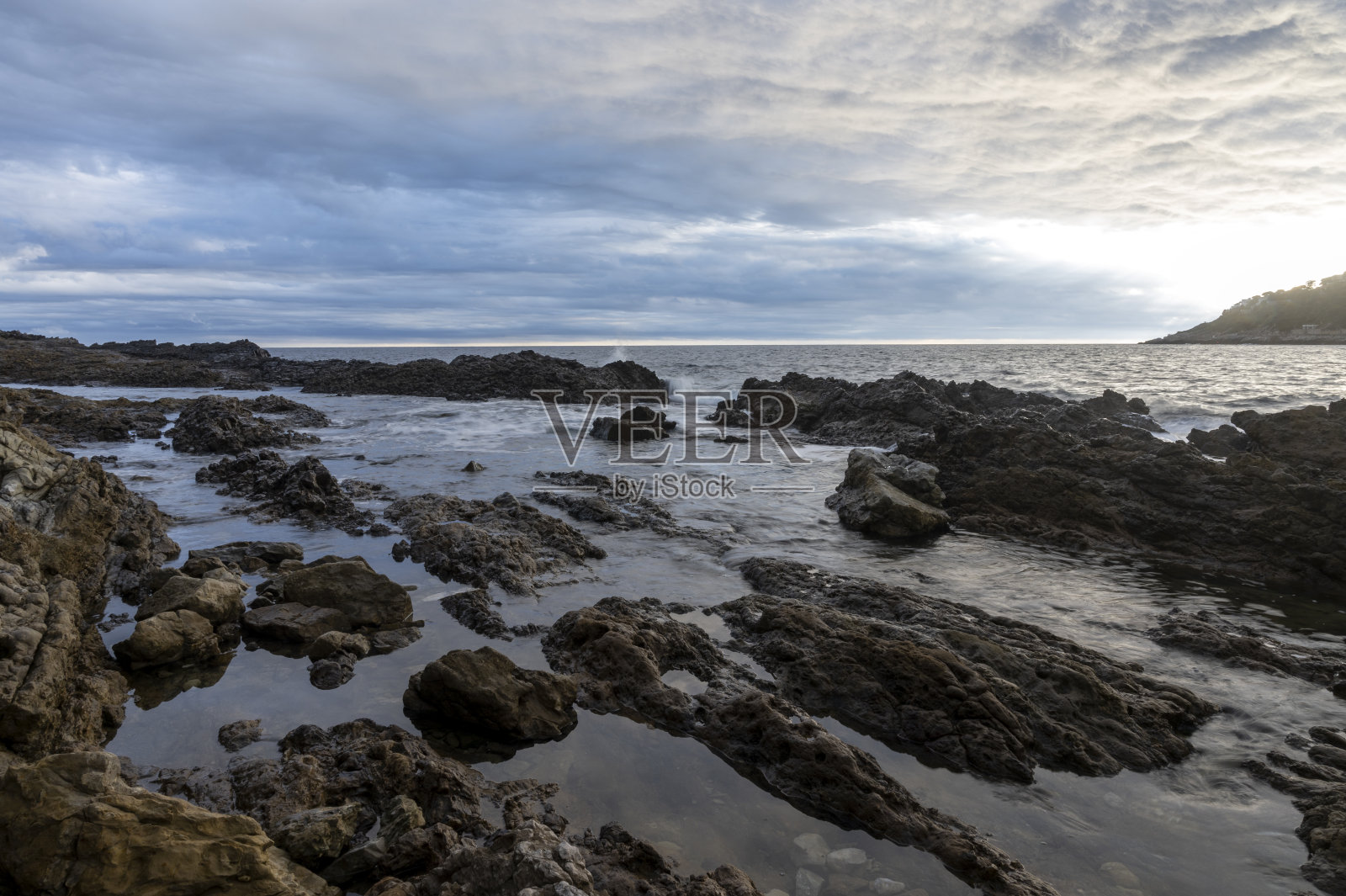 狂野的海岸线景观,地中海海岸在冬天的傍晚与岩石和海浪照片摄影图片