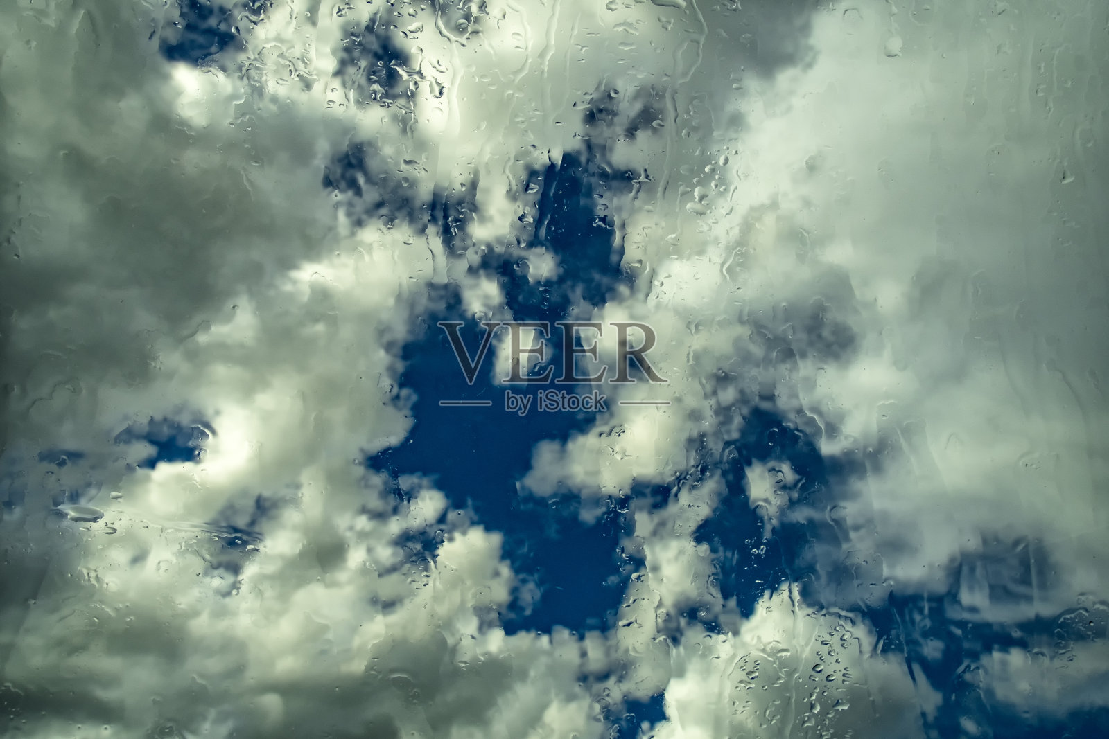 雨滴落在玻璃上的美丽景色照片摄影图片