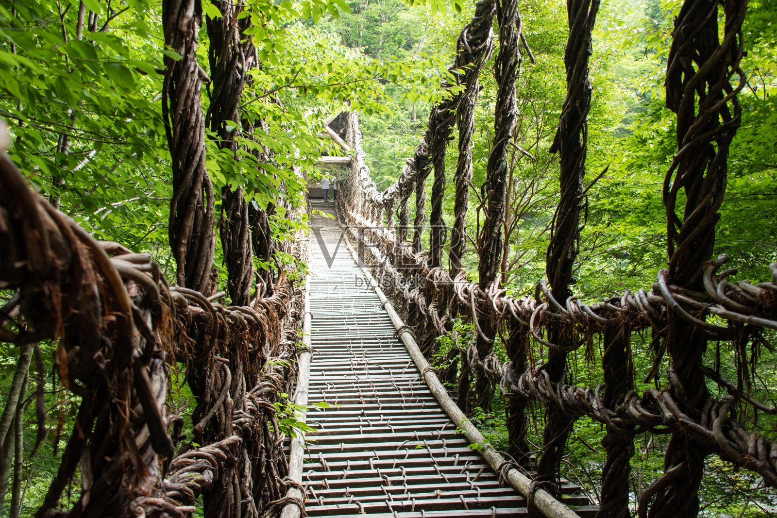 岩冈河上的Kazura桥照片摄影图片