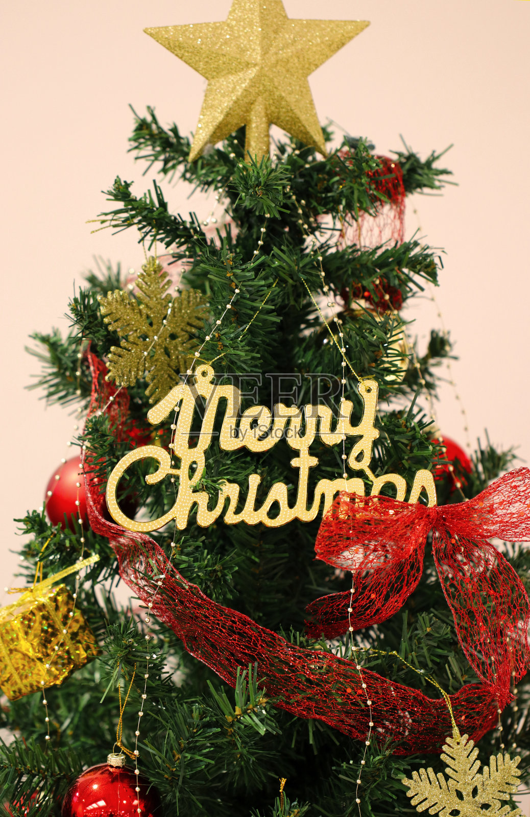 闪亮的圣诞树装饰和物品照片摄影图片