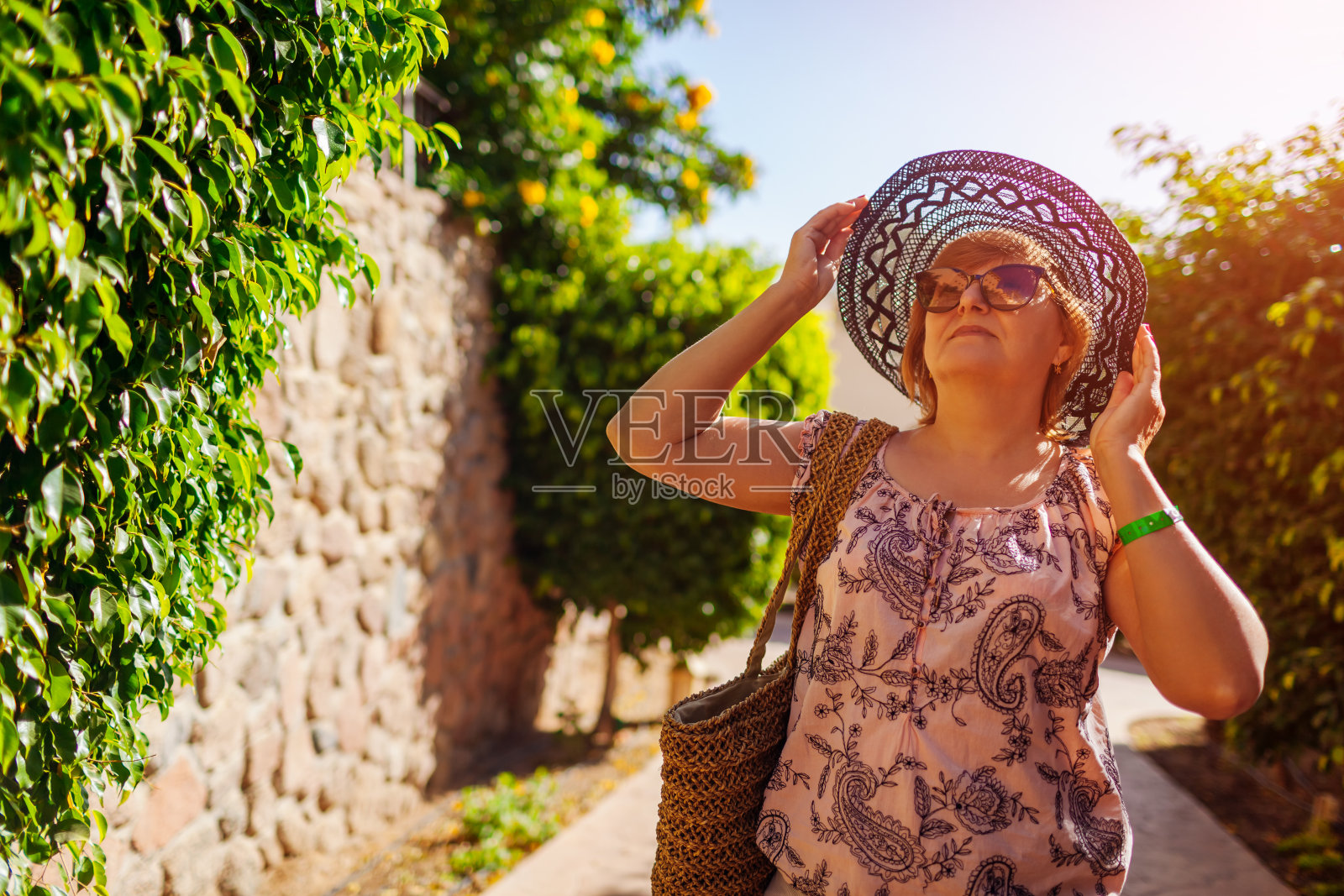 年长退休妇女在公园的酒店区域散步。埃及的暑假。肖像时尚时尚的女士照片摄影图片