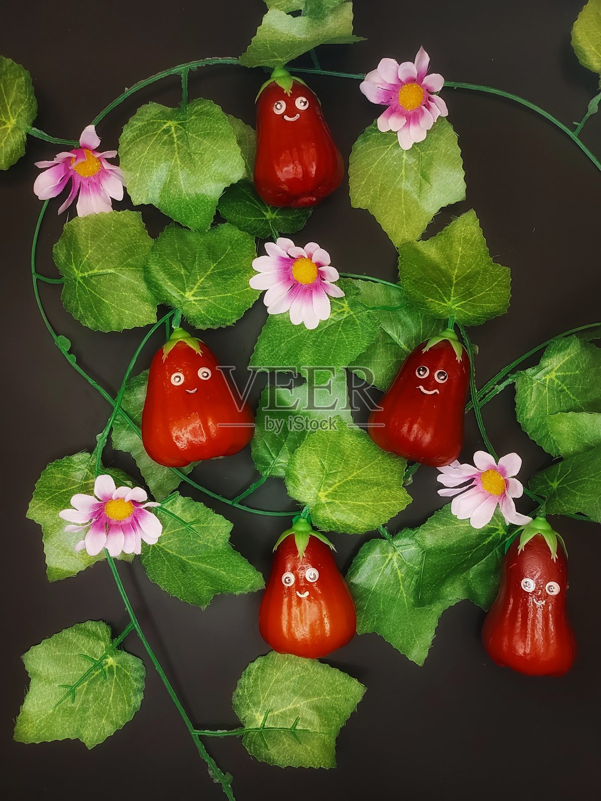 玫瑰,苹果,花和叶子的背景。照片摄影图片